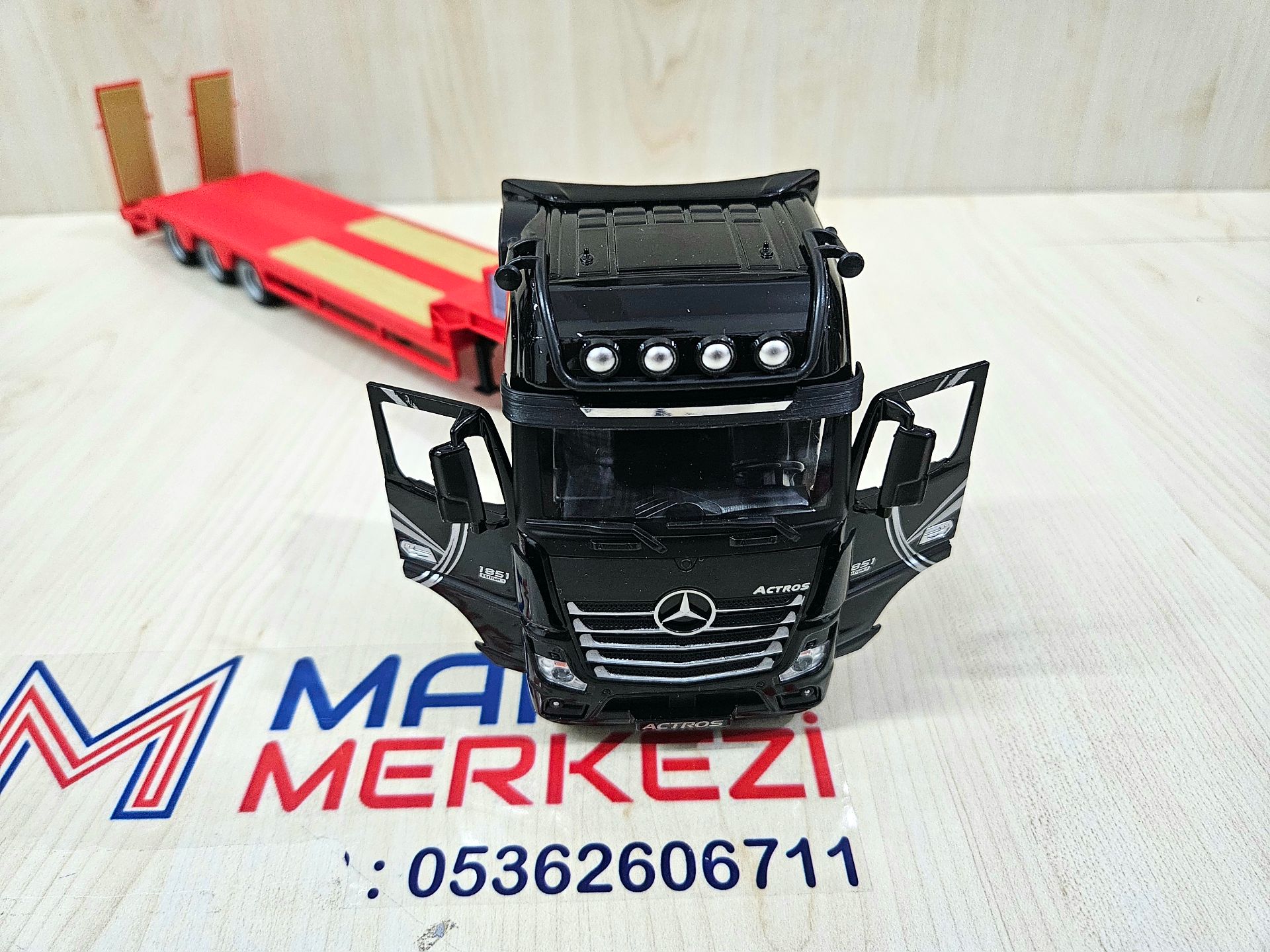 1/36 SİYAH MERCEDES ACTROS 1851 LOWBED DORSELİ TIR MAKETİ