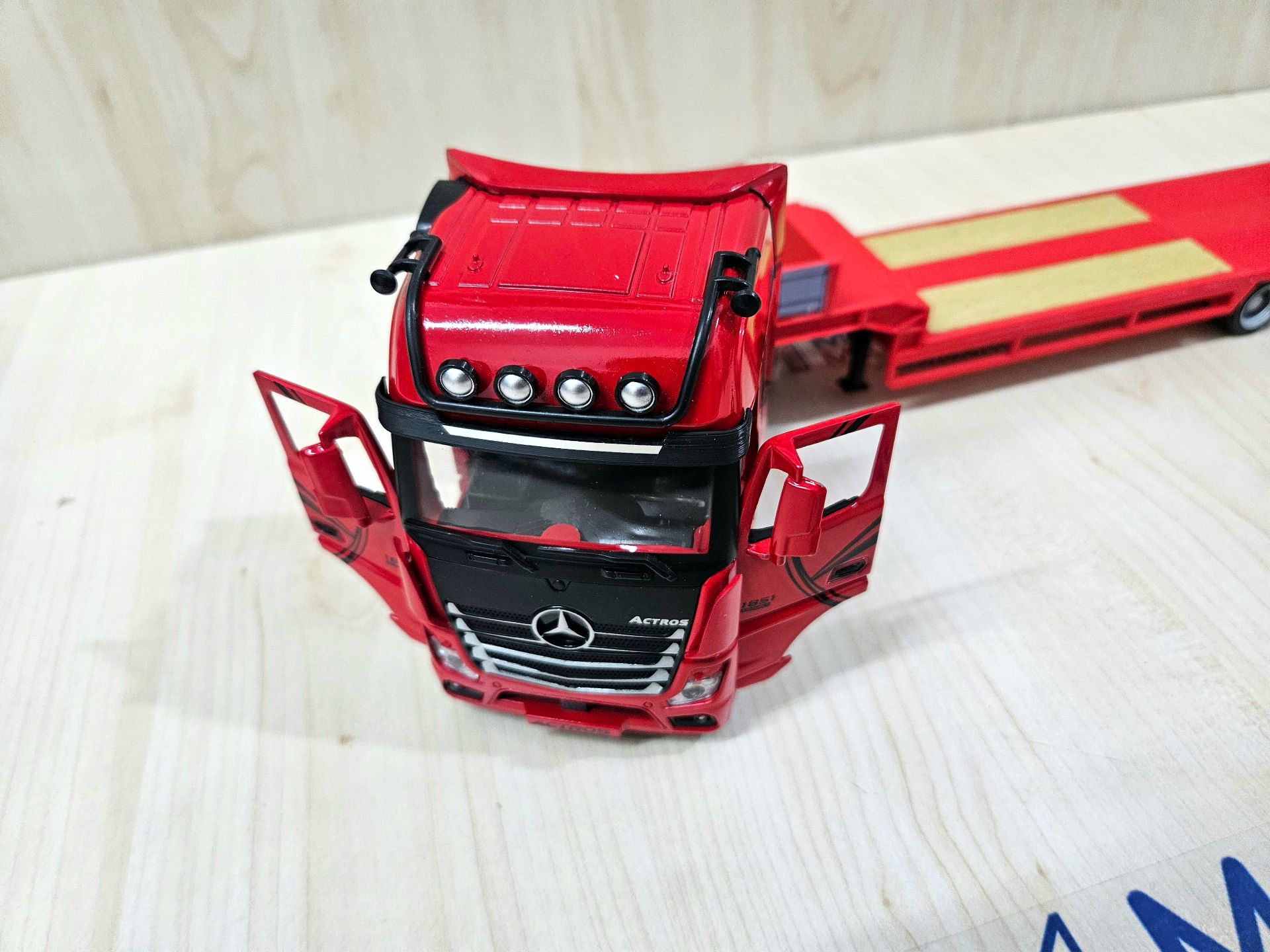 1/36 KIRMIZI MERCEDES ACTROS 1851 LOWBED DORSELİ TIR MAKETİ