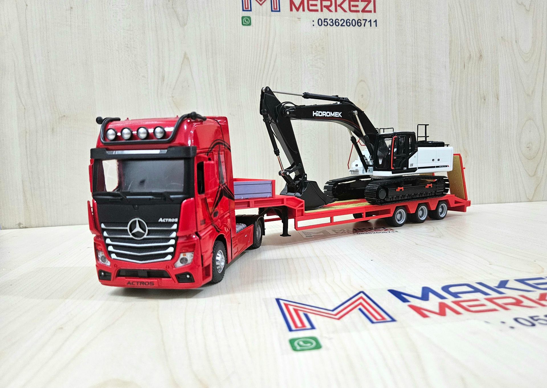 1/36 KIRMIZI MERCEDES ACTROS 1851 LOWBED DORSELİ TIR MAKETİ