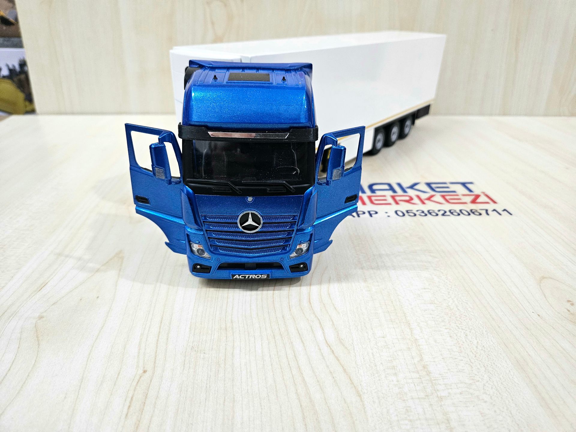 1/36 MAVİ MERCEDES ACTROS 1851 FRIGO DORSELİ TIR MAKETİ