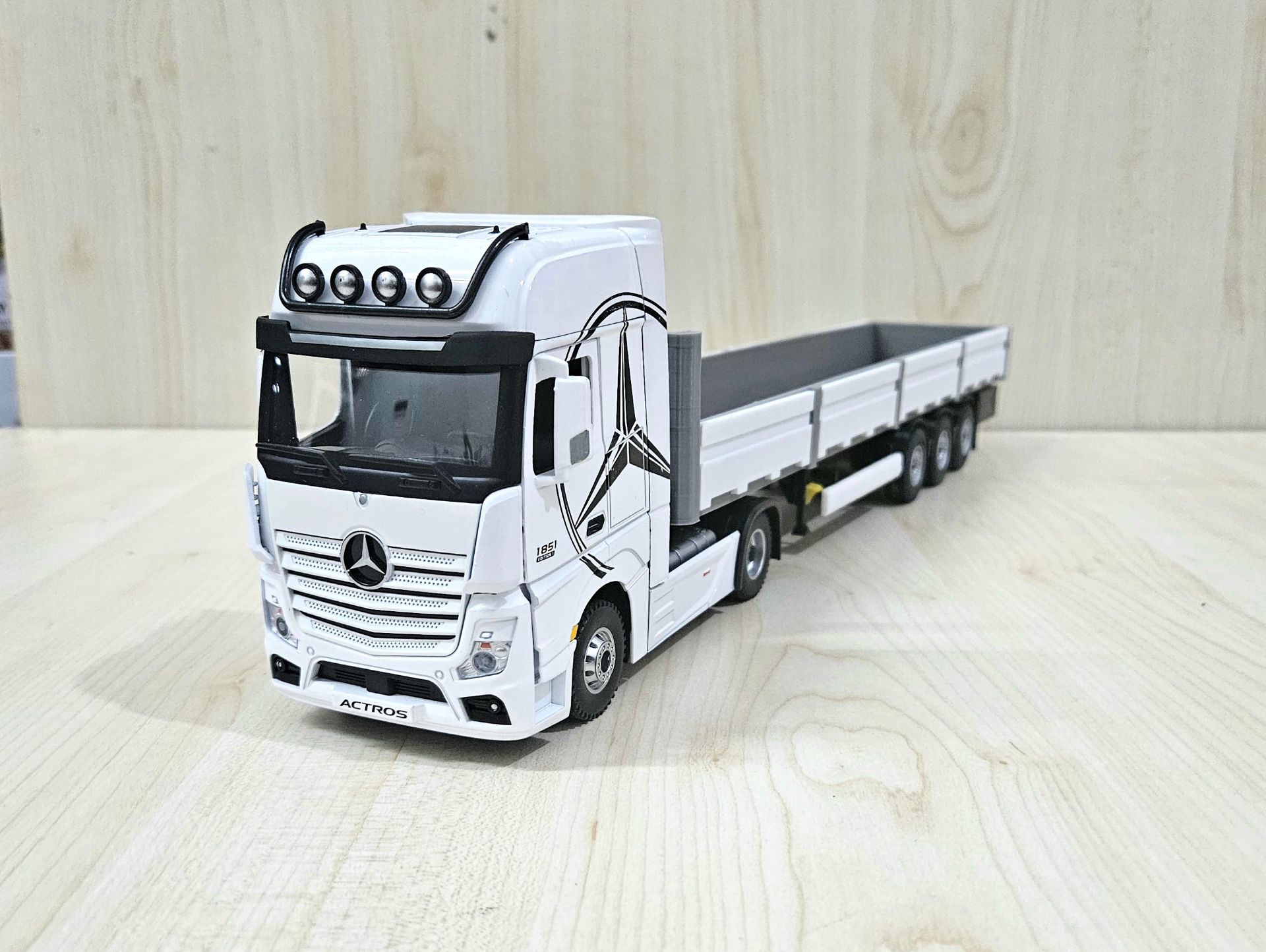 1/36 BEYAZ MERCEDES ACTROS 1851 SAL DORSELİ TIR MAKETİ