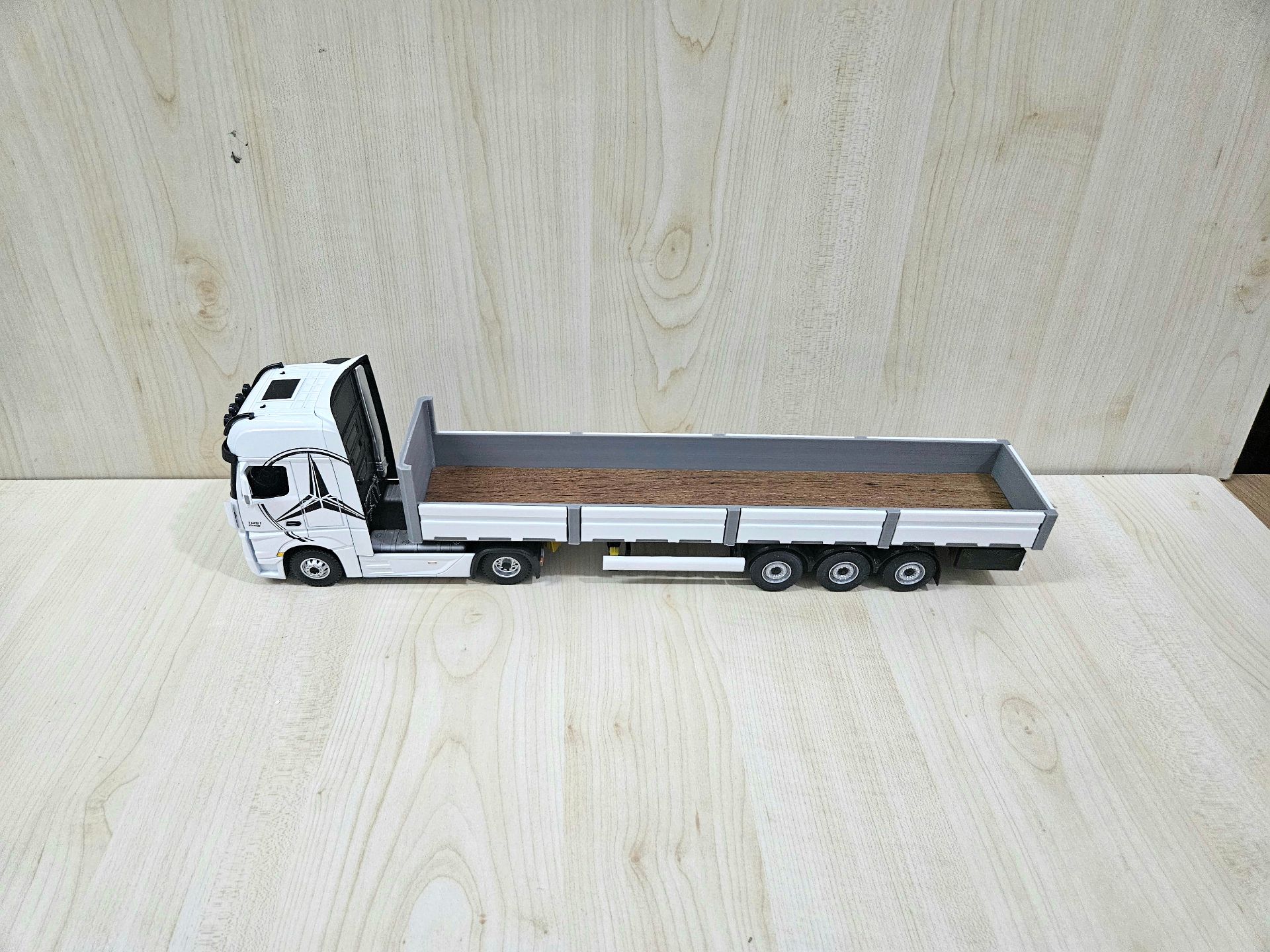 1/36 BEYAZ MERCEDES ACTROS 1851 SAL DORSELİ TIR MAKETİ