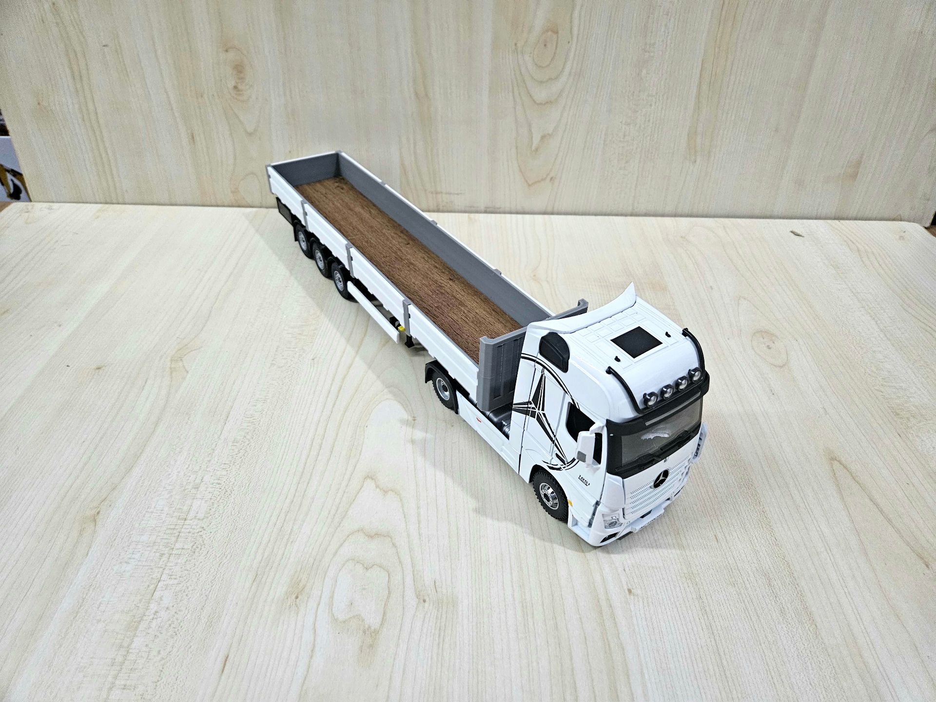 1/36 BEYAZ MERCEDES ACTROS 1851 SAL DORSELİ TIR MAKETİ