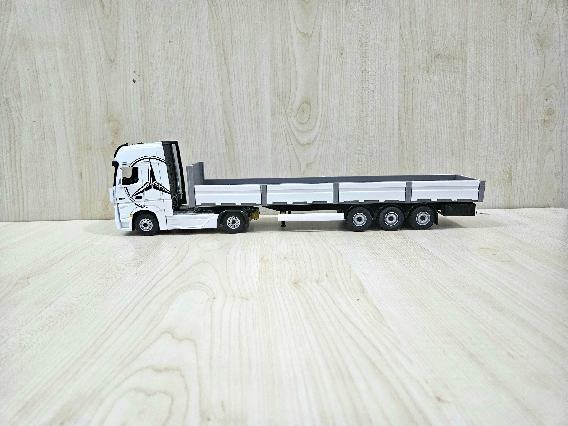 1/36 BEYAZ MERCEDES ACTROS 1851 SAL DORSELİ TIR MAKETİ