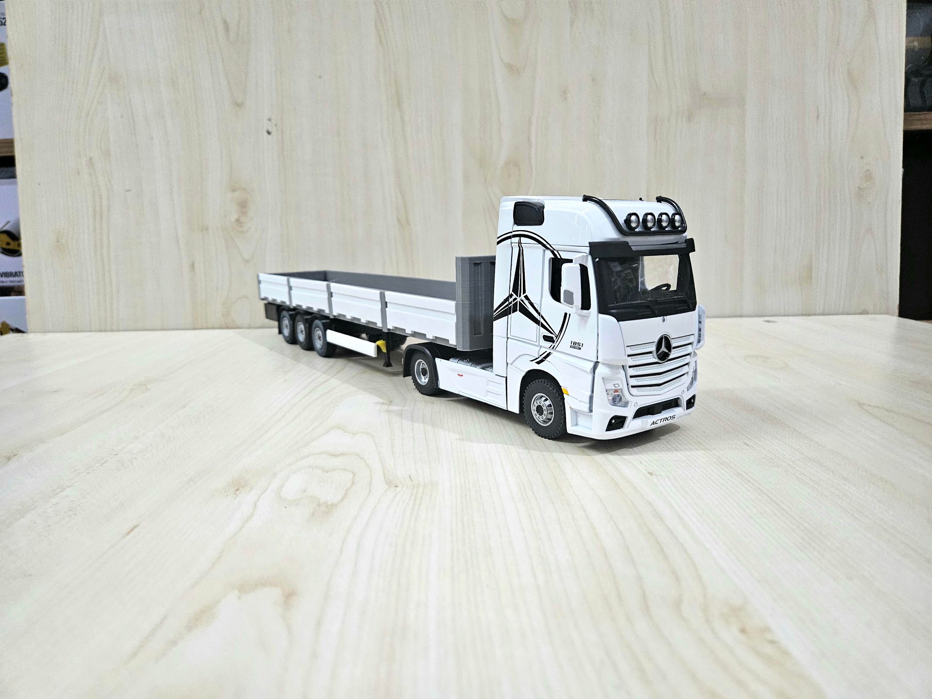 1/36 BEYAZ MERCEDES ACTROS 1851 SAL DORSELİ TIR MAKETİ