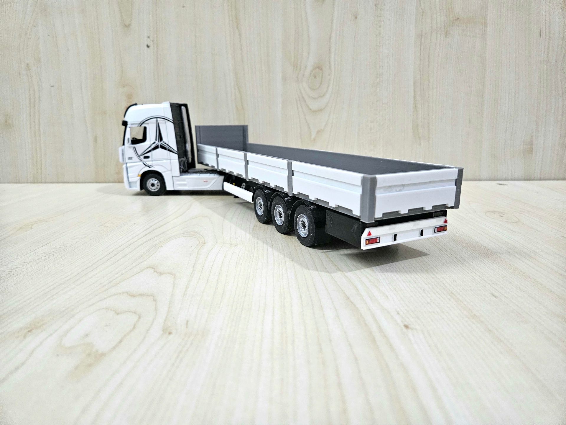 1/36 BEYAZ MERCEDES ACTROS 1851 SAL DORSELİ TIR MAKETİ