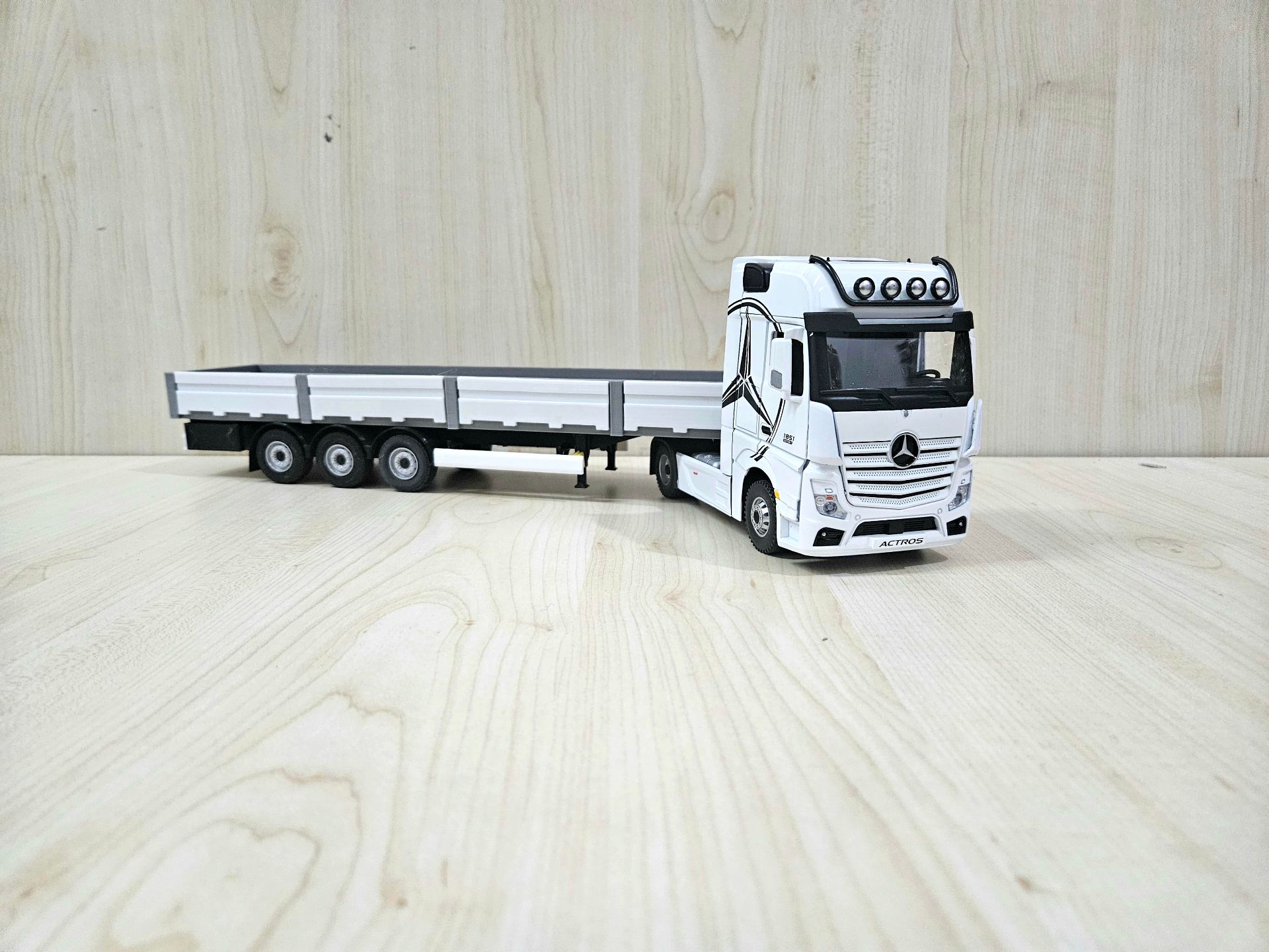 1/36 BEYAZ MERCEDES ACTROS 1851 SAL DORSELİ TIR MAKETİ