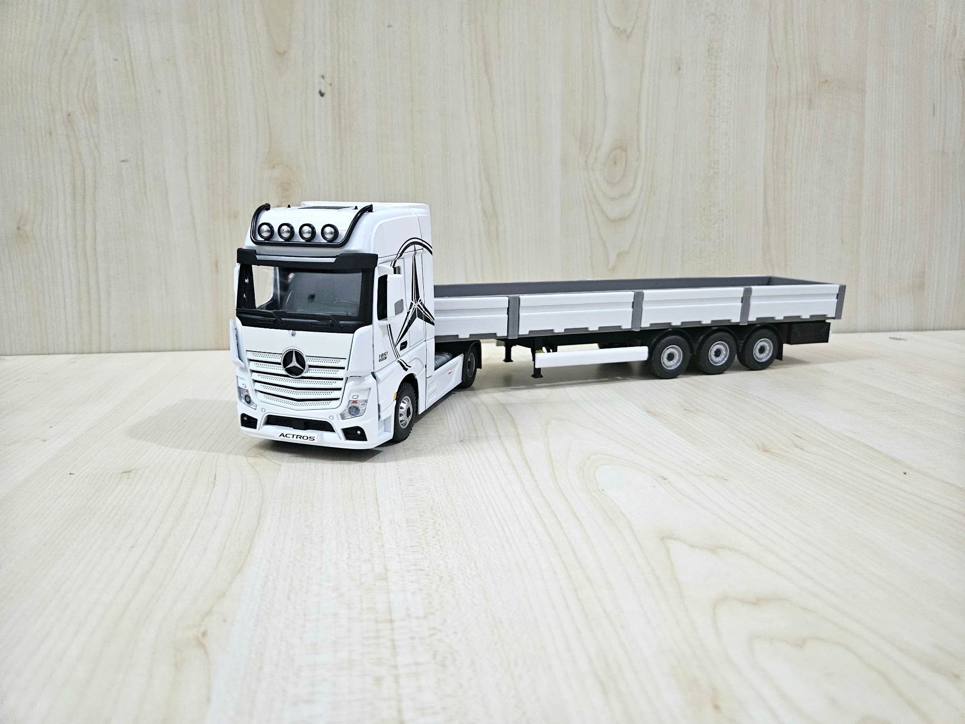 1/36 BEYAZ MERCEDES ACTROS 1851 SAL DORSELİ TIR MAKETİ