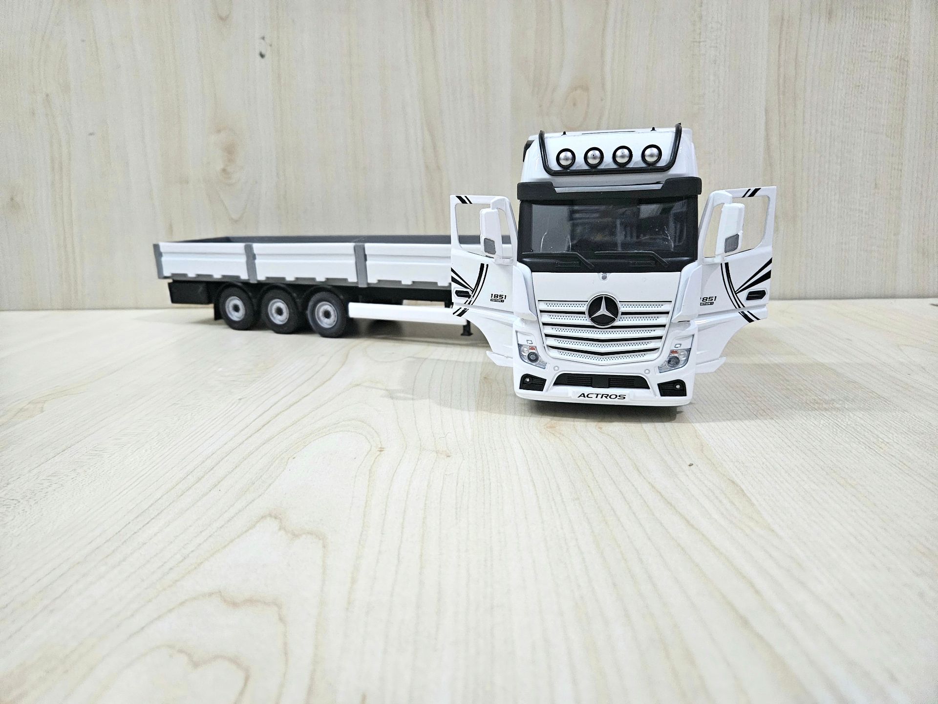 1/36 BEYAZ MERCEDES ACTROS 1851 SAL DORSELİ TIR MAKETİ