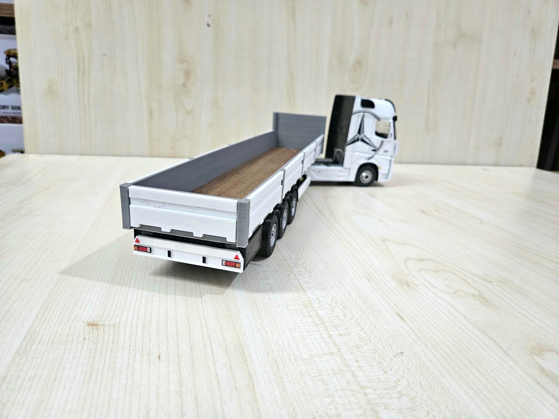 1/36 BEYAZ MERCEDES ACTROS 1851 SAL DORSELİ TIR MAKETİ