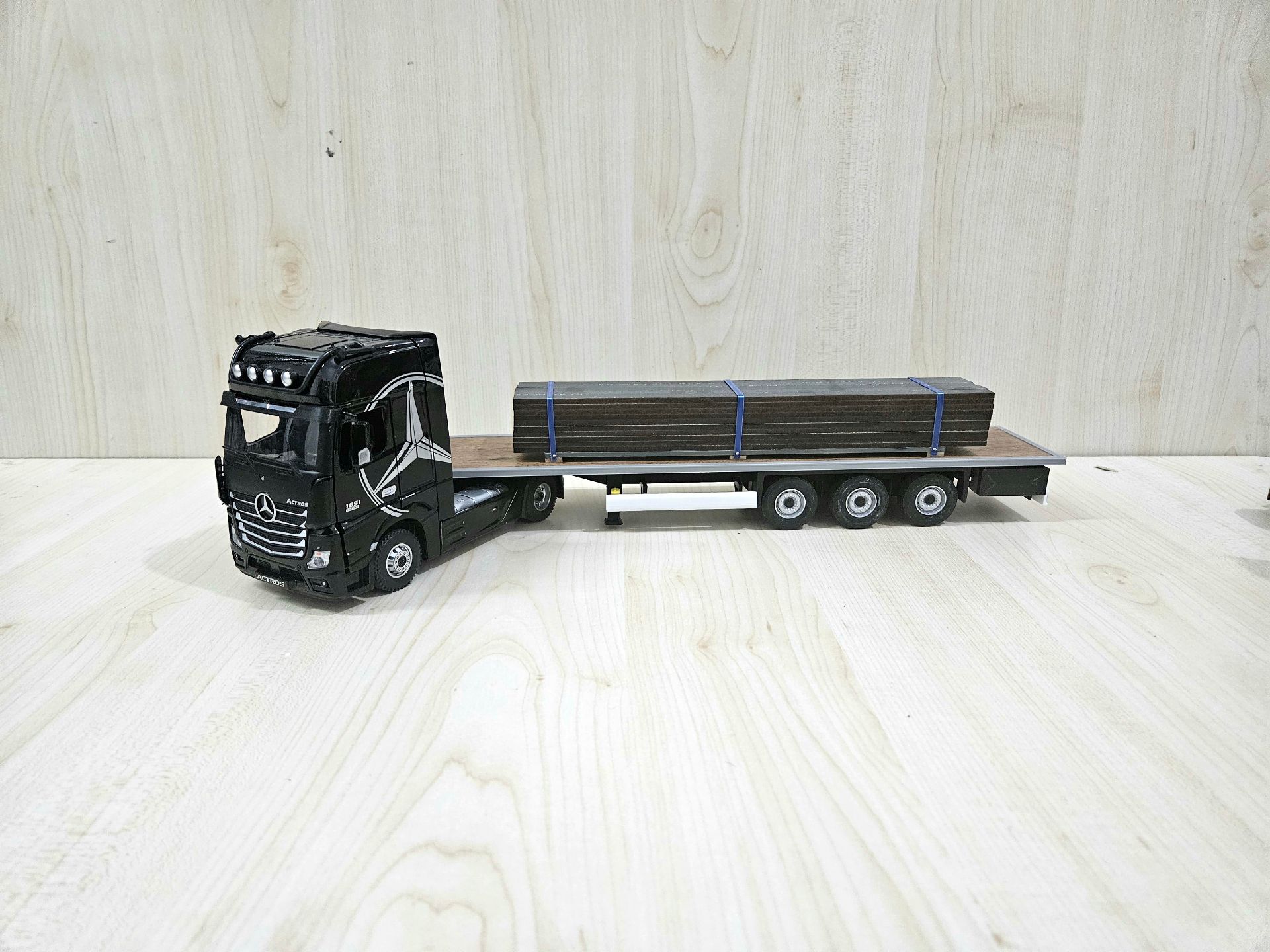 1/36 SİYAH MERCEDES ACTROS 1851 KAPAKSIZ SAL DORSELİ TIR MAKETİ