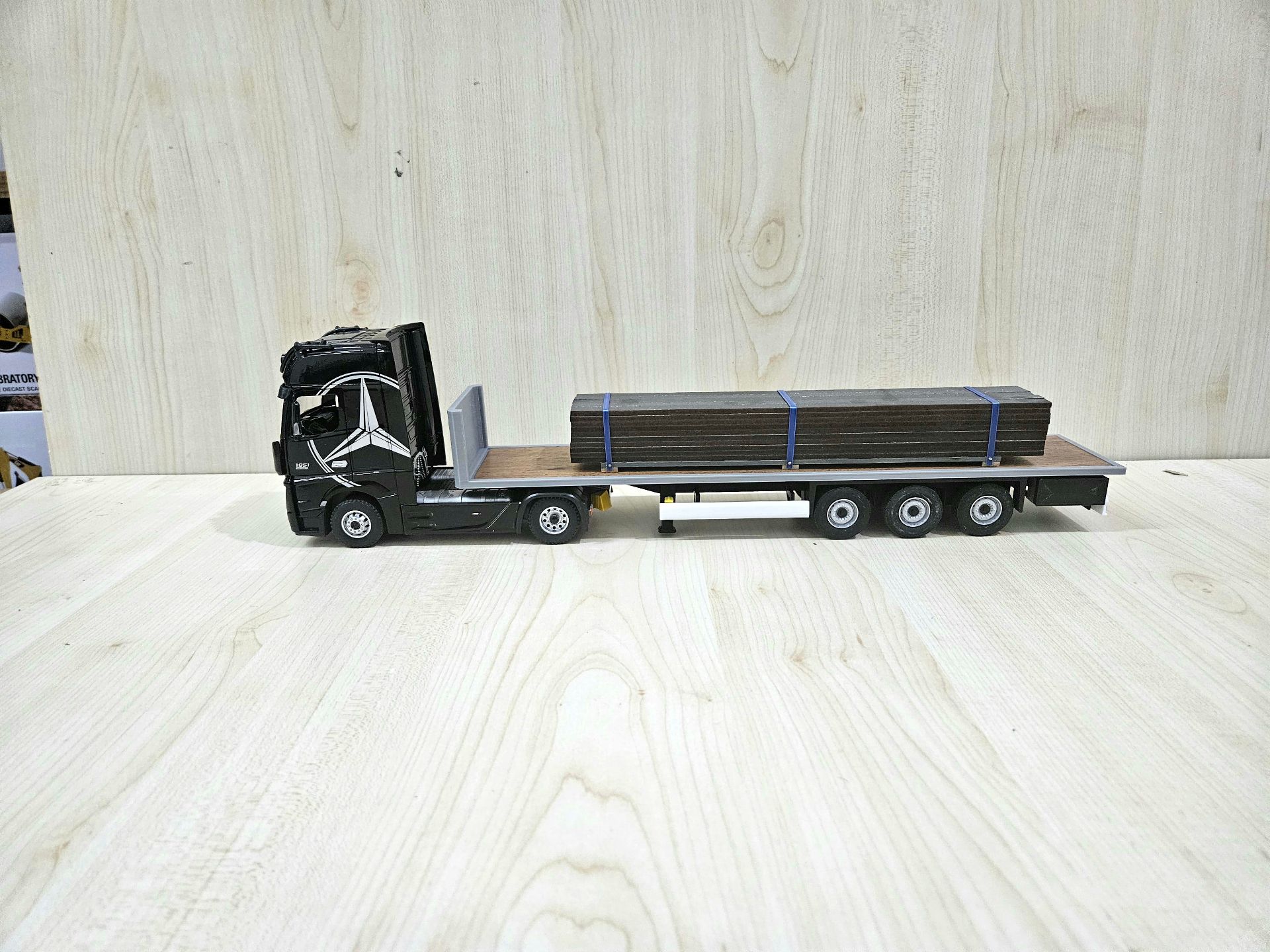 1/36 SİYAH MERCEDES ACTROS 1851 KAPAKSIZ SAL DORSELİ TIR MAKETİ
