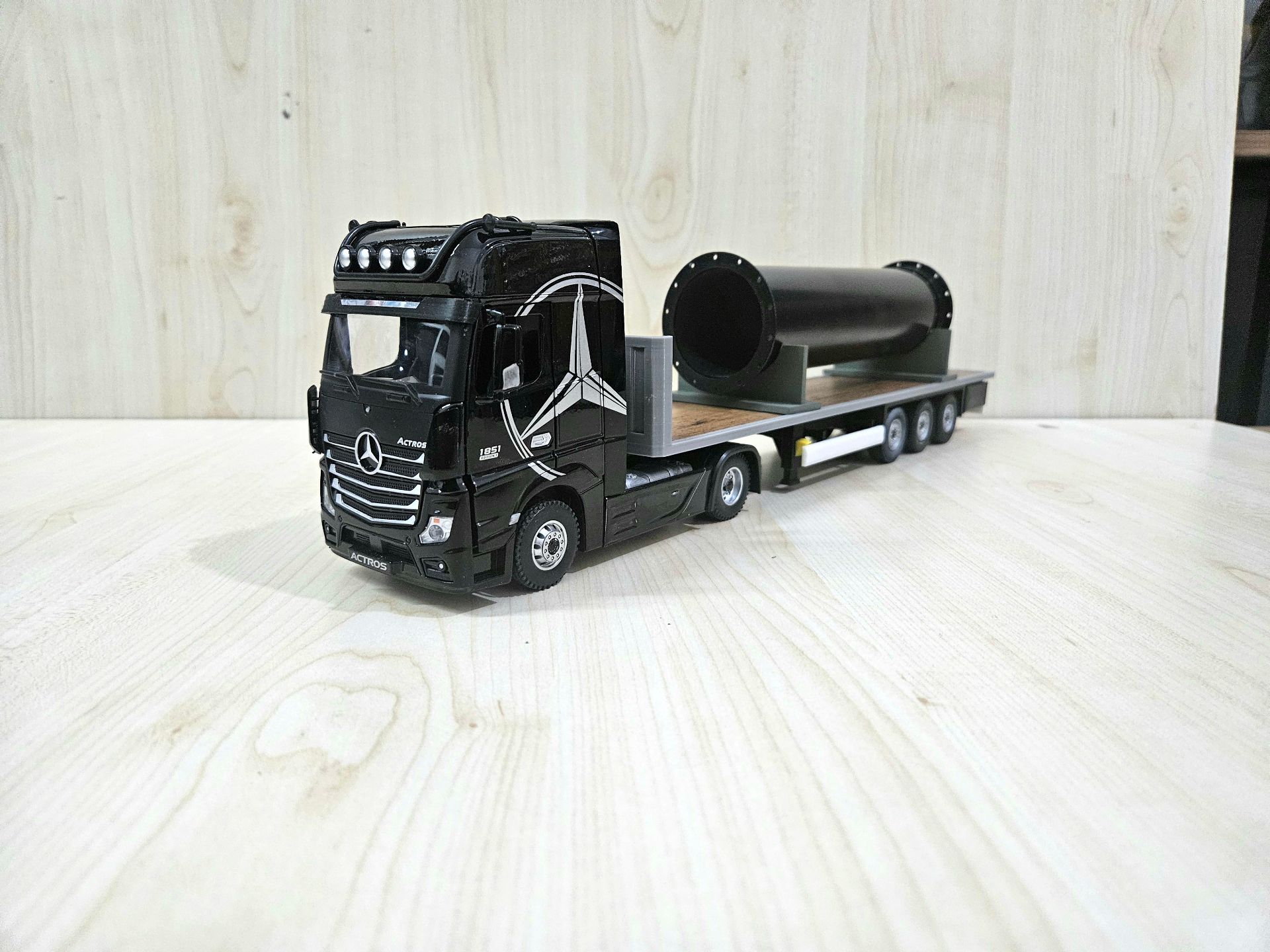 1/36 SİYAH MERCEDES ACTROS 1851 KAPAKSIZ SAL DORSELİ TIR MAKETİ