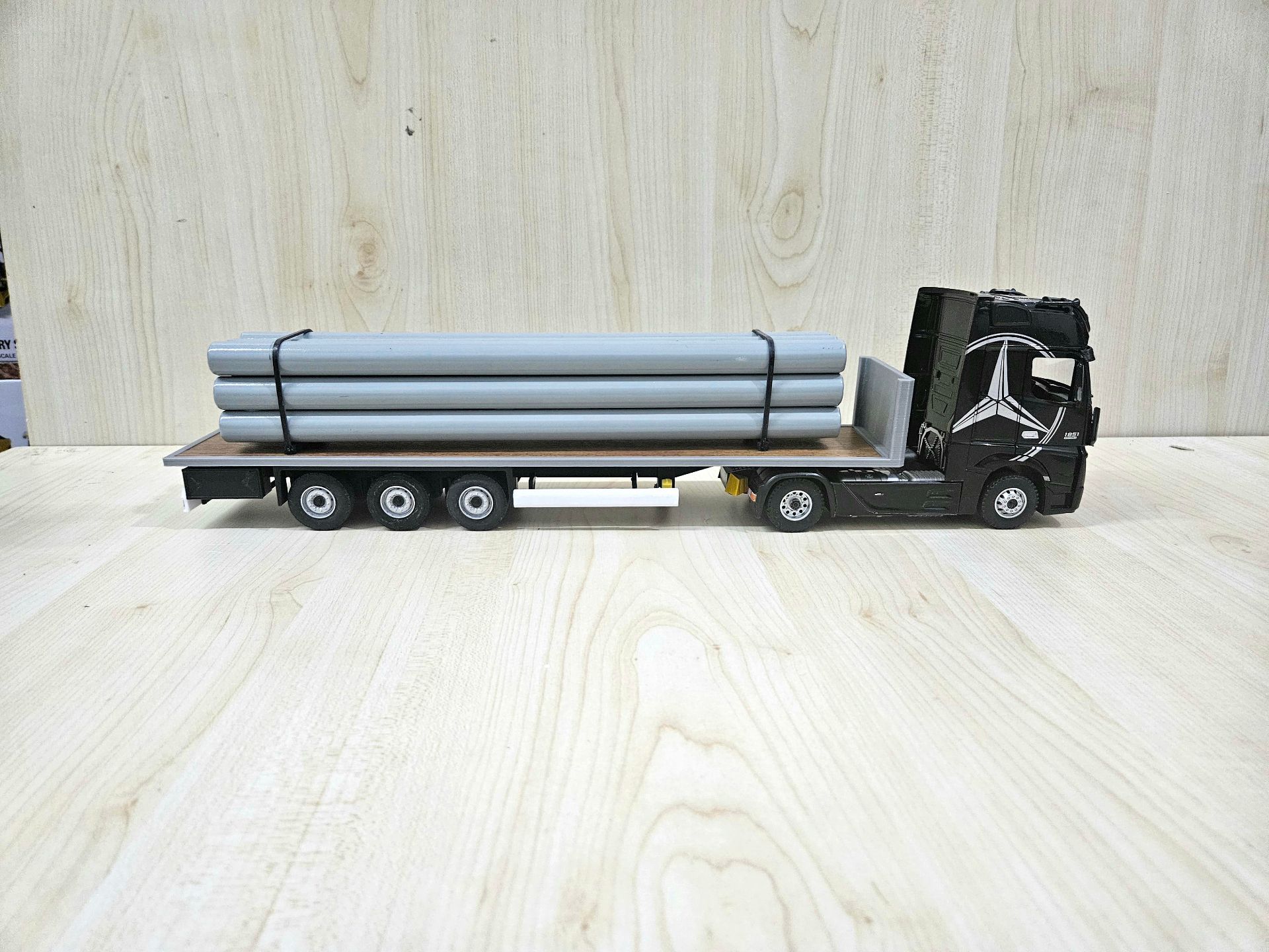 1/36 SİYAH MERCEDES ACTROS 1851 KAPAKSIZ SAL DORSELİ TIR MAKETİ