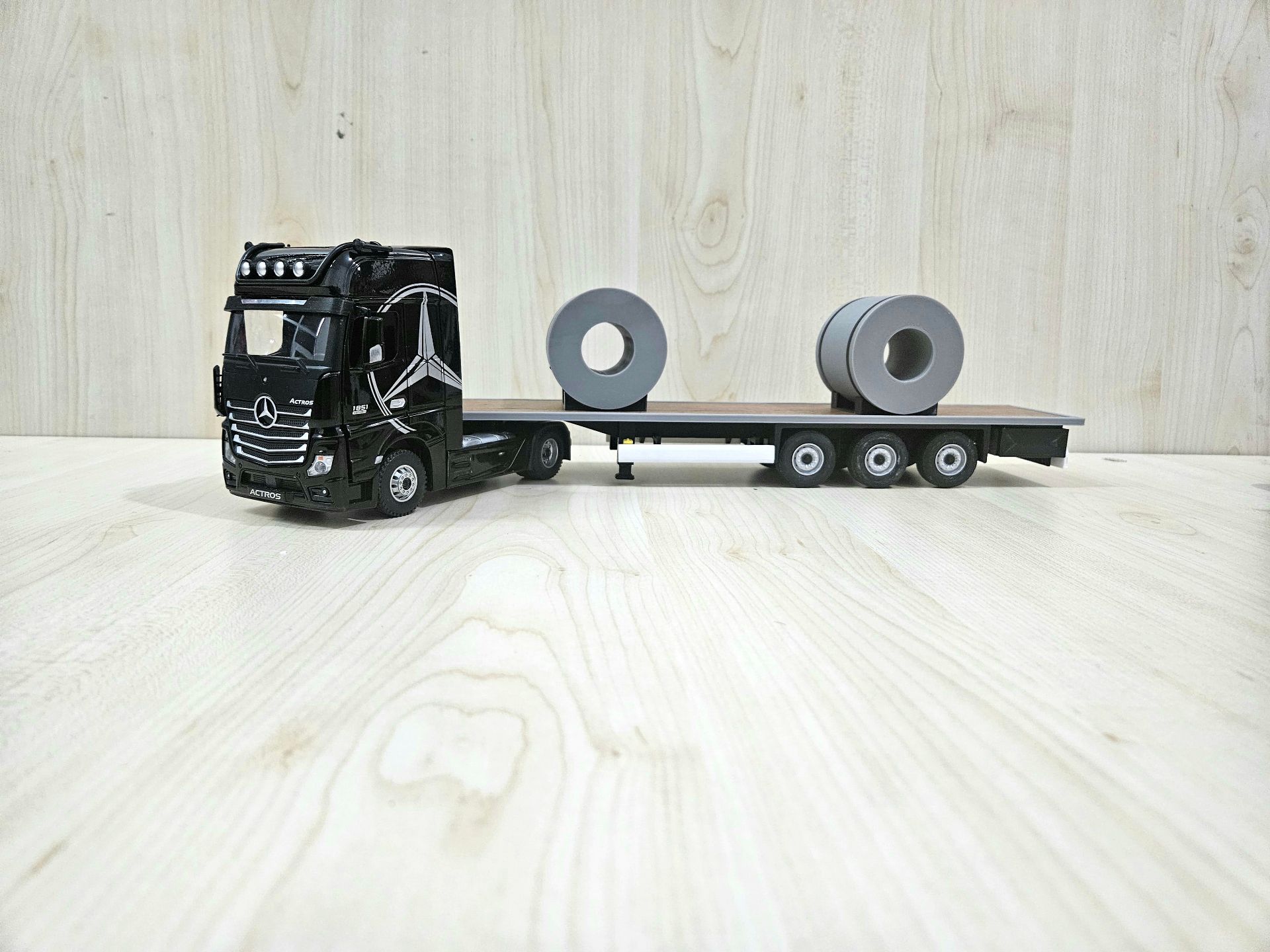 1/36 SİYAH MERCEDES ACTROS 1851 KAPAKSIZ SAL DORSELİ TIR MAKETİ