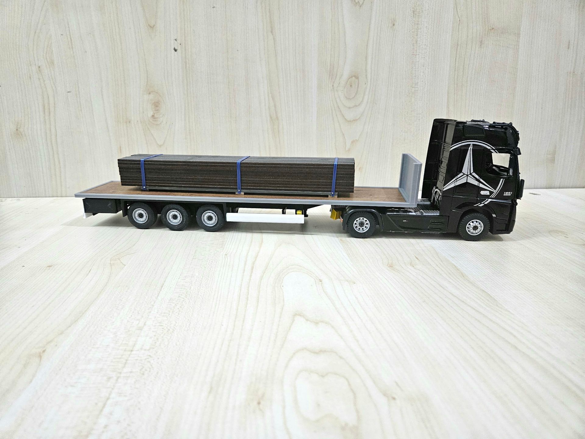 1/36 SİYAH MERCEDES ACTROS 1851 KAPAKSIZ SAL DORSELİ TIR MAKETİ