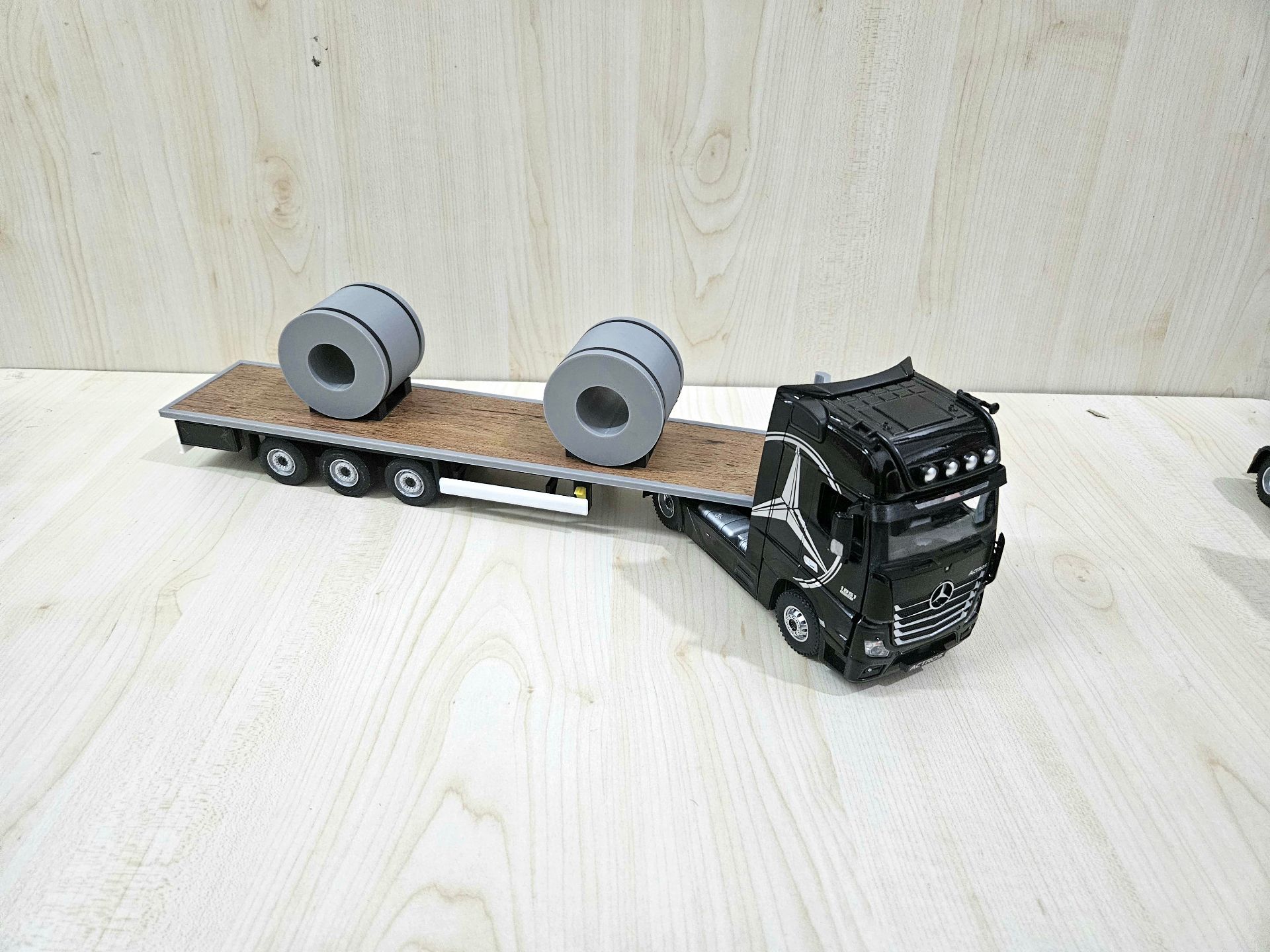 1/36 SİYAH MERCEDES ACTROS 1851 KAPAKSIZ SAL DORSELİ TIR MAKETİ
