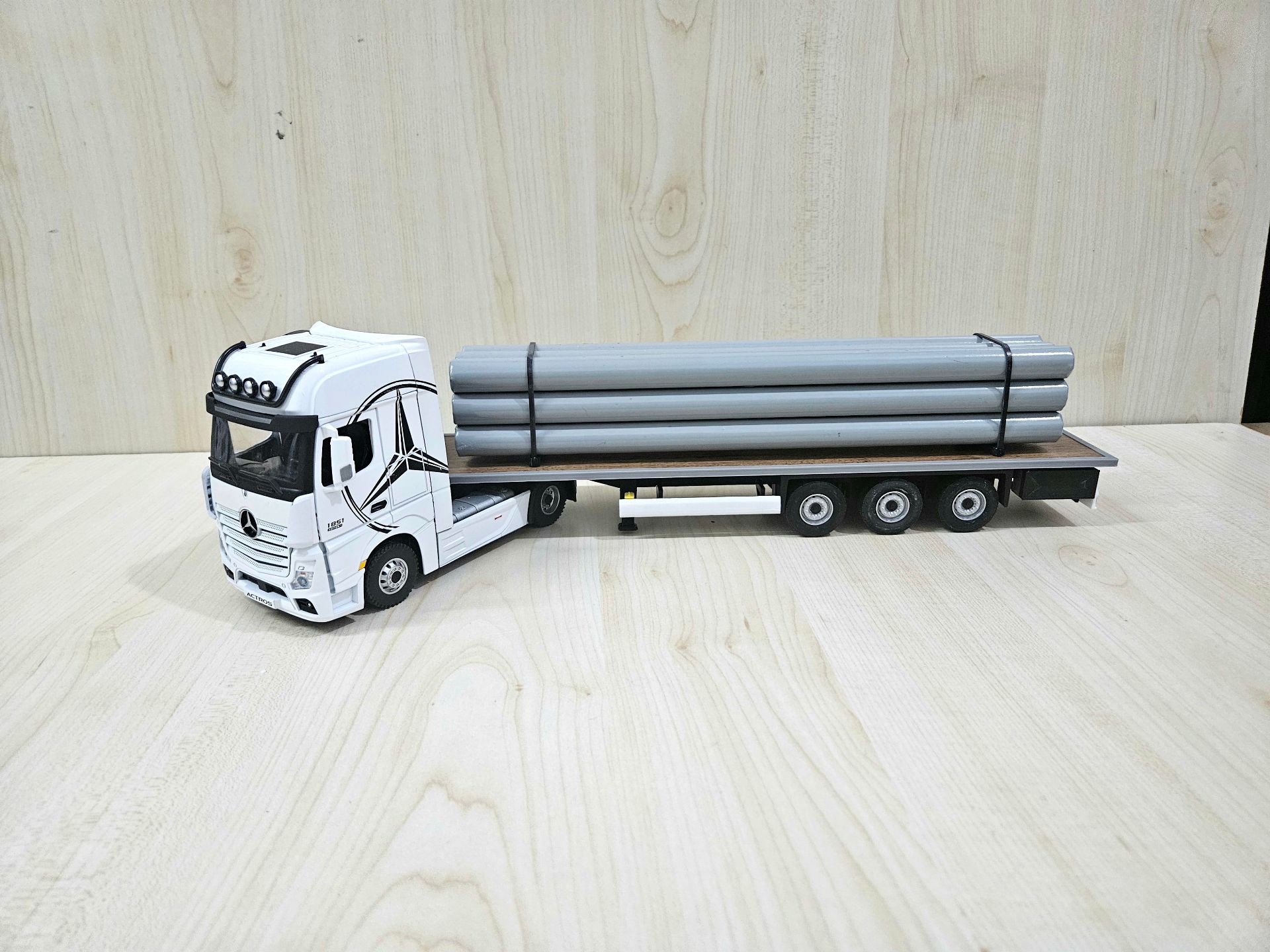 1/36 BEYAZ MERCEDES ACTROS 1851 KAPAKSIZ SAL DORSELİ TIR MAKETİ