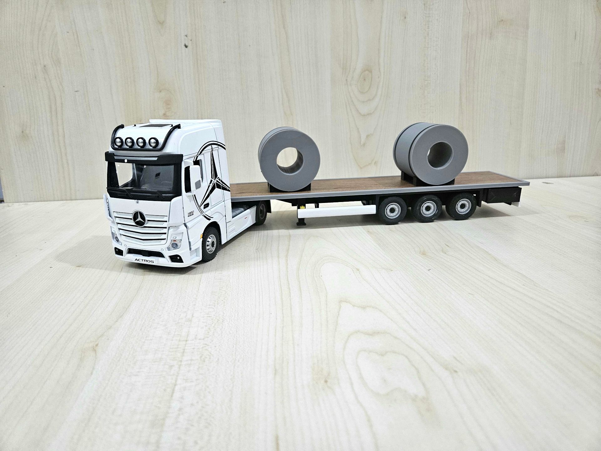 1/36 BEYAZ MERCEDES ACTROS 1851 KAPAKSIZ SAL DORSELİ TIR MAKETİ