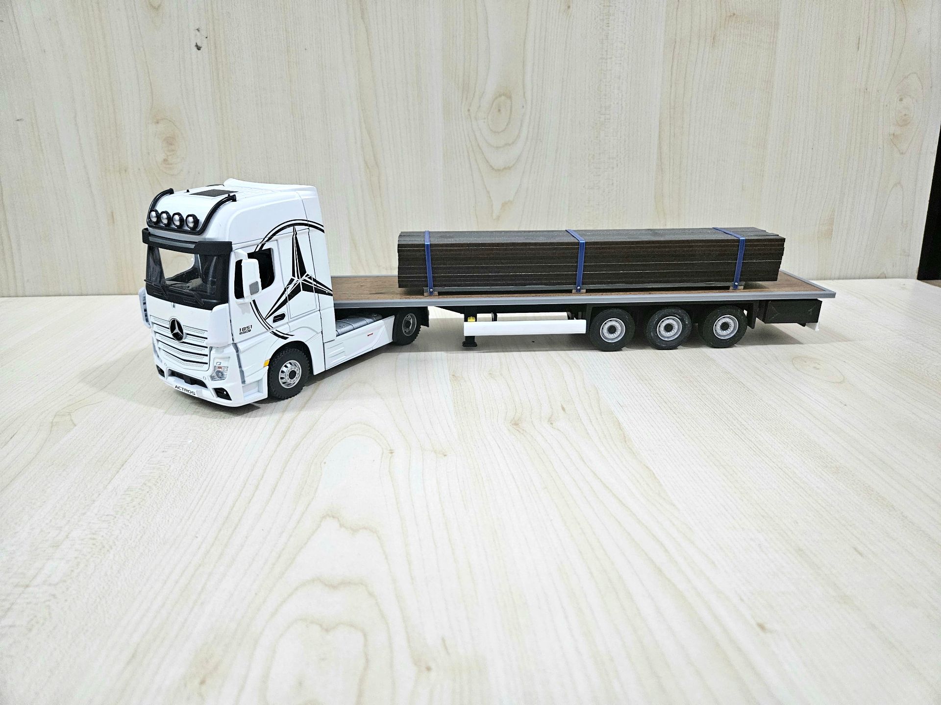 1/36 BEYAZ MERCEDES ACTROS 1851 KAPAKSIZ SAL DORSELİ TIR MAKETİ