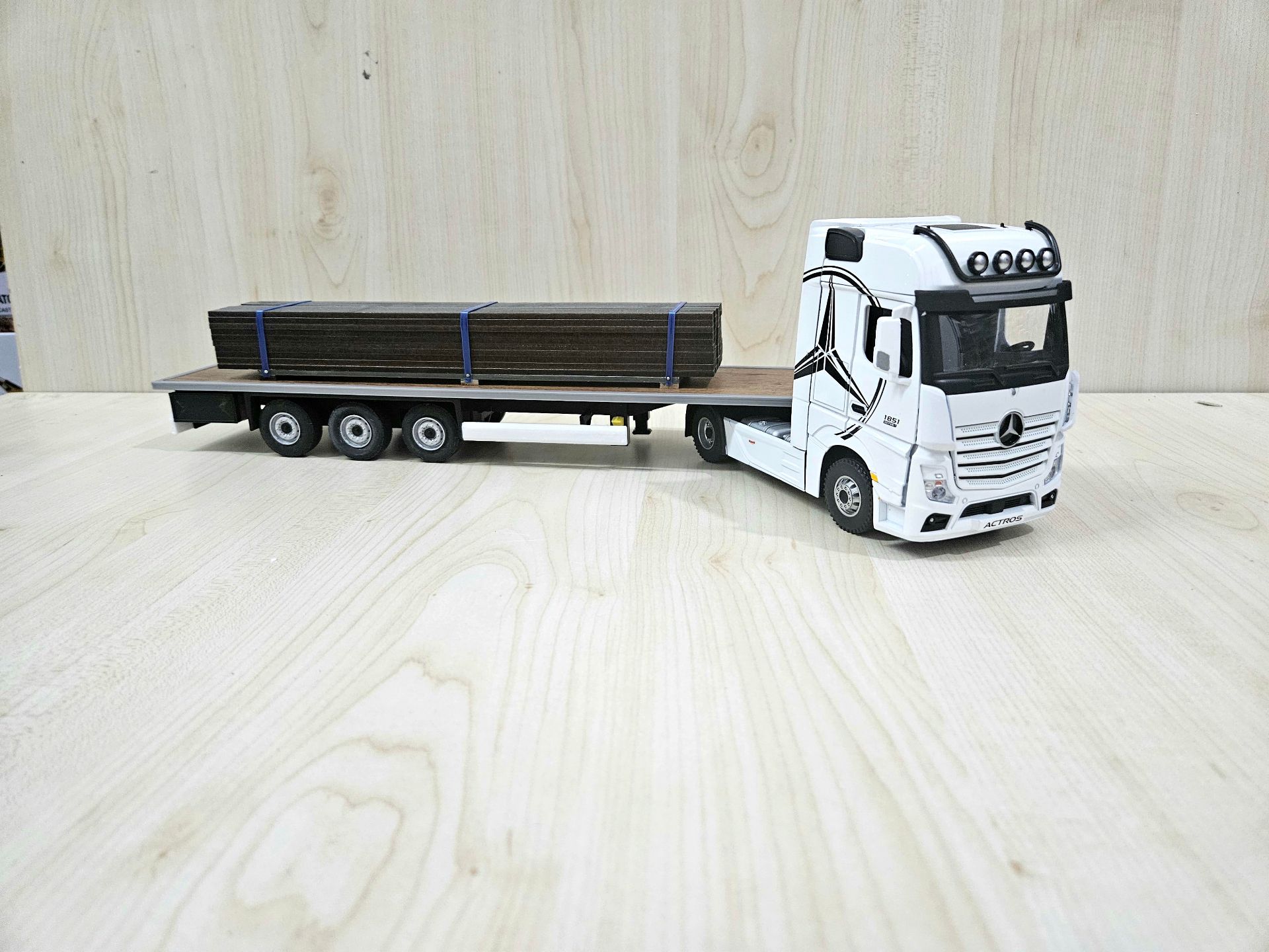 1/36 BEYAZ MERCEDES ACTROS 1851 KAPAKSIZ SAL DORSELİ TIR MAKETİ