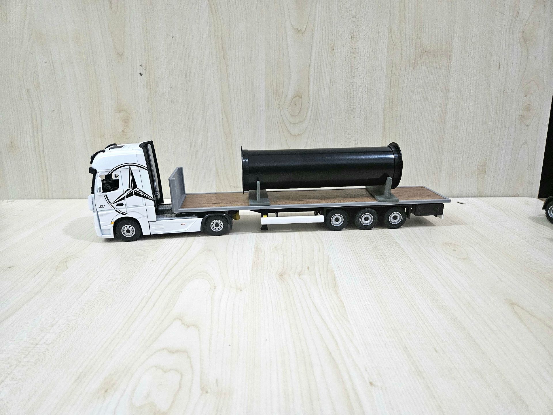 1/36 BEYAZ MERCEDES ACTROS 1851 KAPAKSIZ SAL DORSELİ TIR MAKETİ