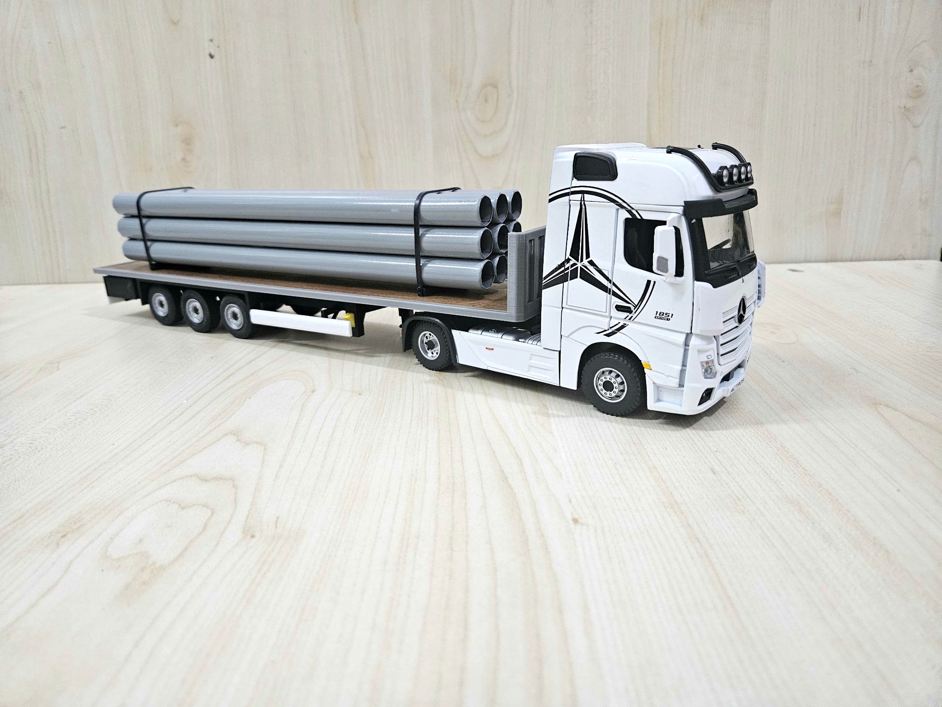 1/36 BEYAZ MERCEDES ACTROS 1851 KAPAKSIZ SAL DORSELİ TIR MAKETİ