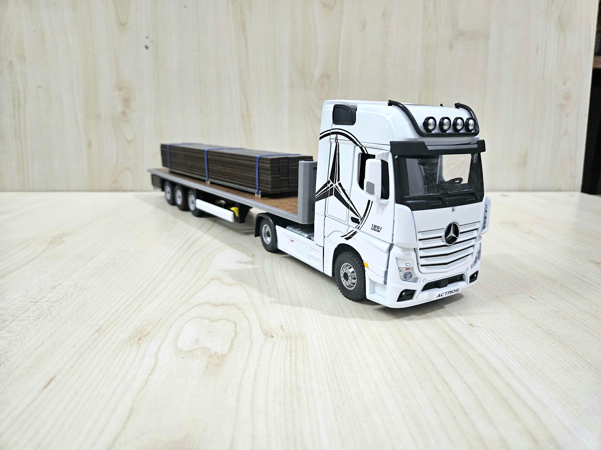 1/36 BEYAZ MERCEDES ACTROS 1851 KAPAKSIZ SAL DORSELİ TIR MAKETİ