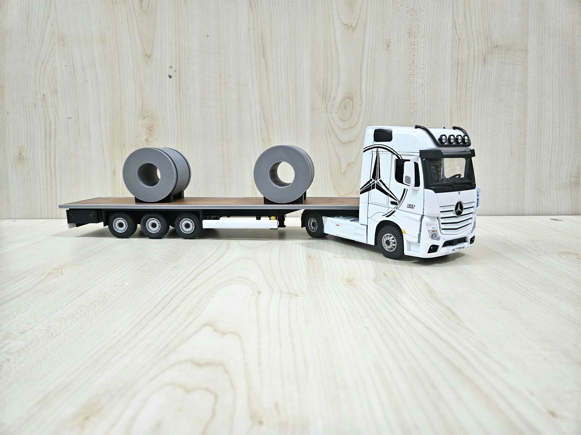 1/36 BEYAZ MERCEDES ACTROS 1851 KAPAKSIZ SAL DORSELİ TIR MAKETİ