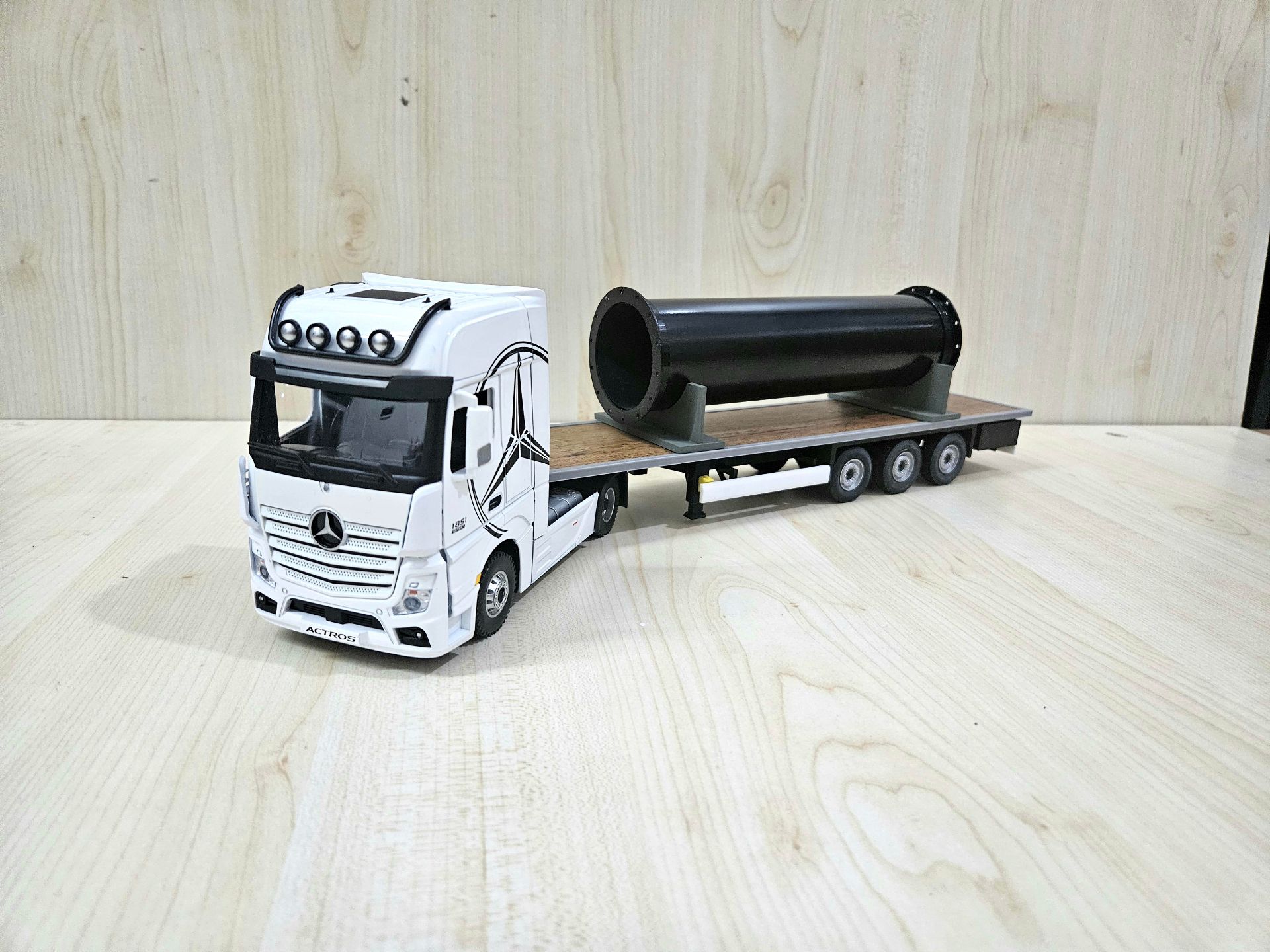 1/36 BEYAZ MERCEDES ACTROS 1851 KAPAKSIZ SAL DORSELİ TIR MAKETİ