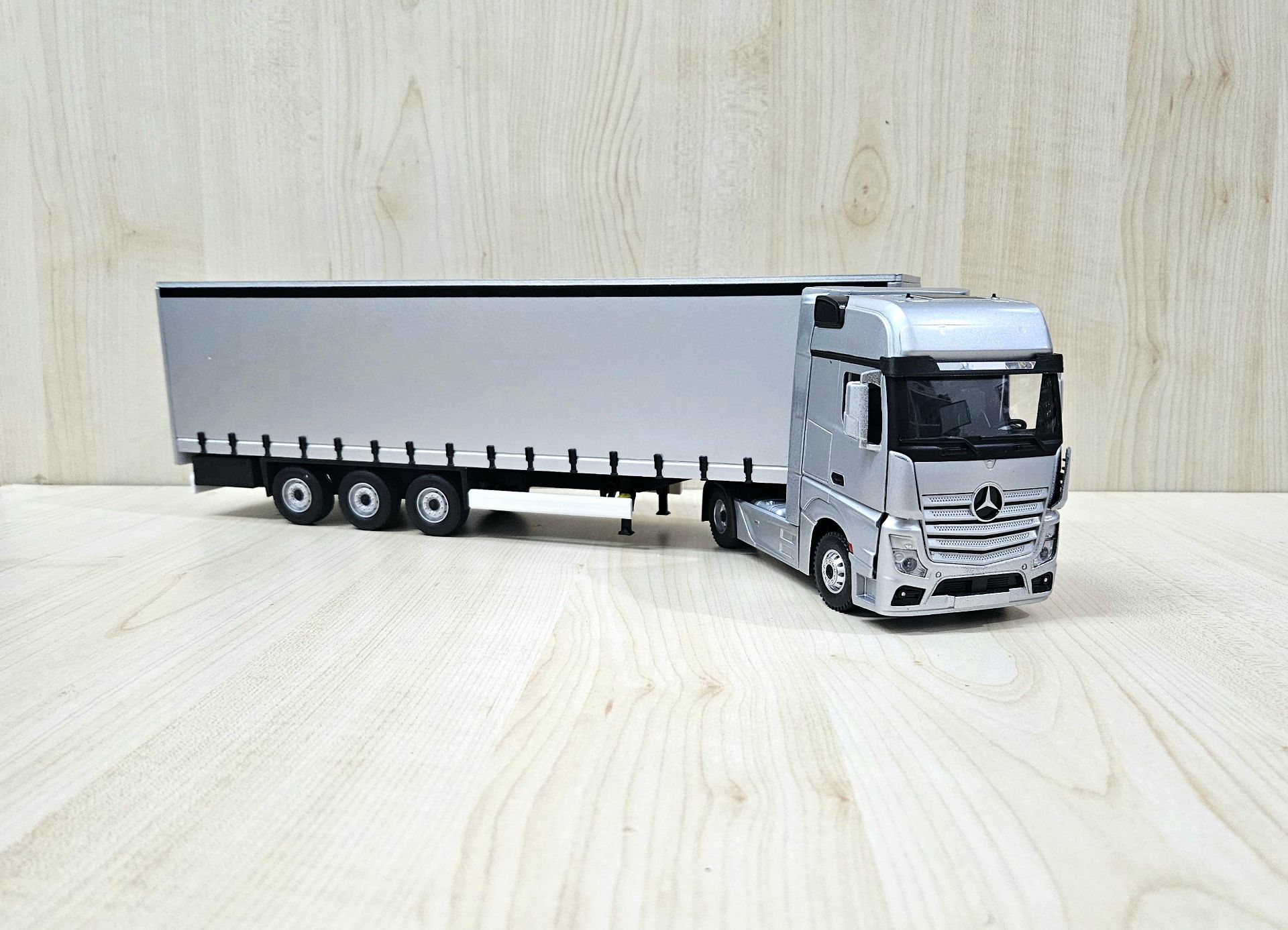1/36 GRİ MERCEDES ACTROS 1851 TENTE DORSELİ TIR MAKETİ