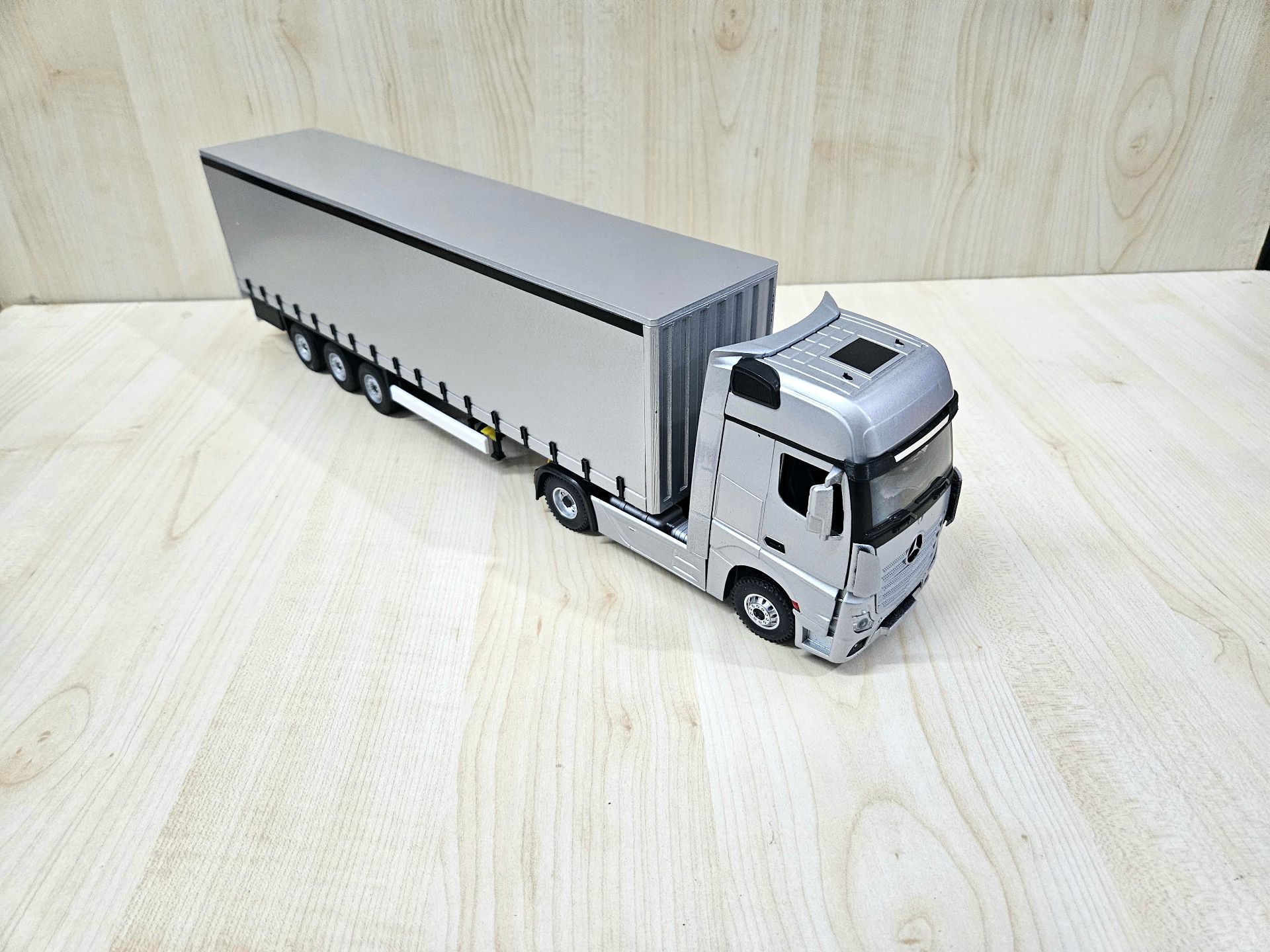 1/36 GRİ MERCEDES ACTROS 1851 TENTE DORSELİ TIR MAKETİ