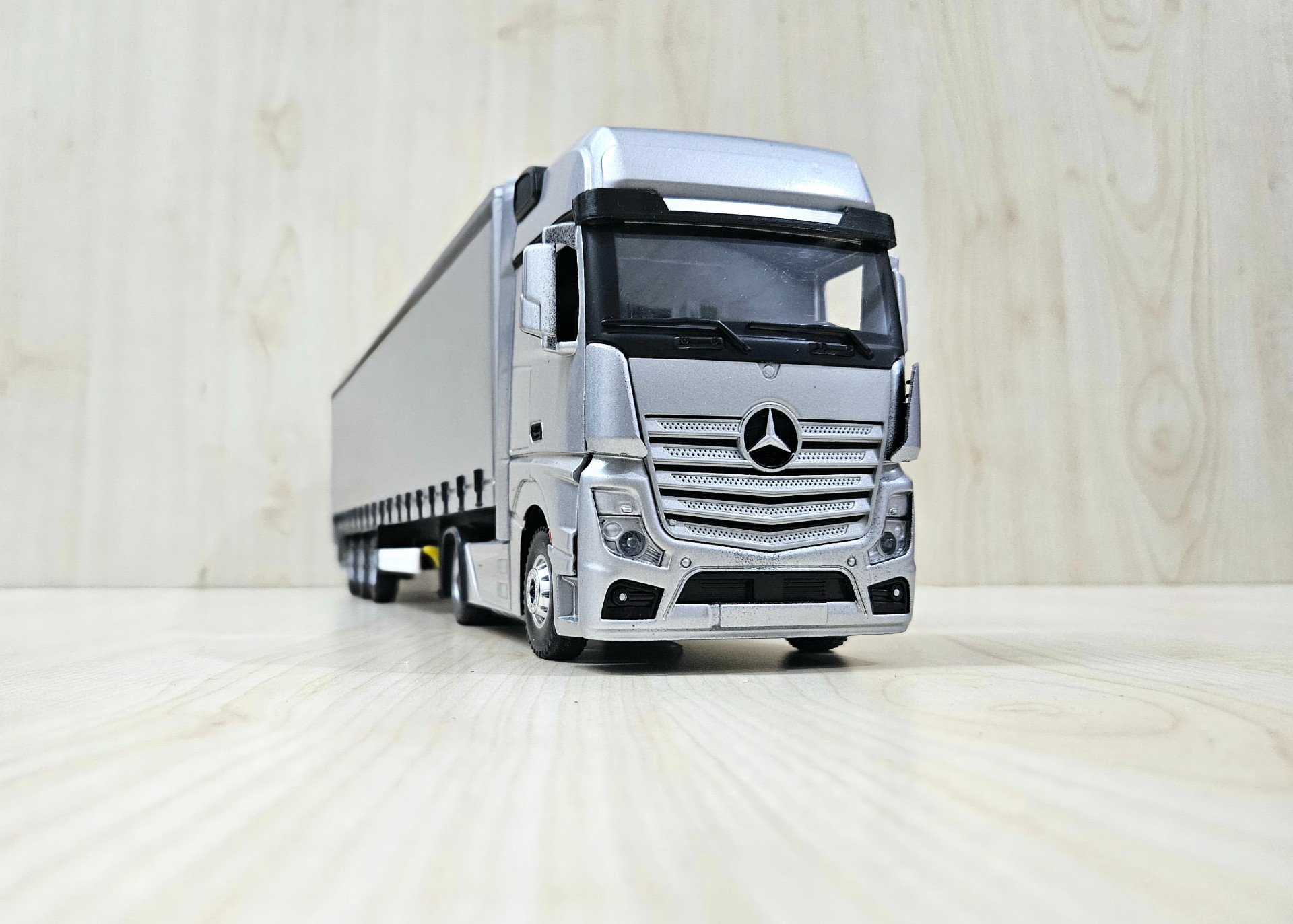 1/36 GRİ MERCEDES ACTROS 1851 TENTE DORSELİ TIR MAKETİ