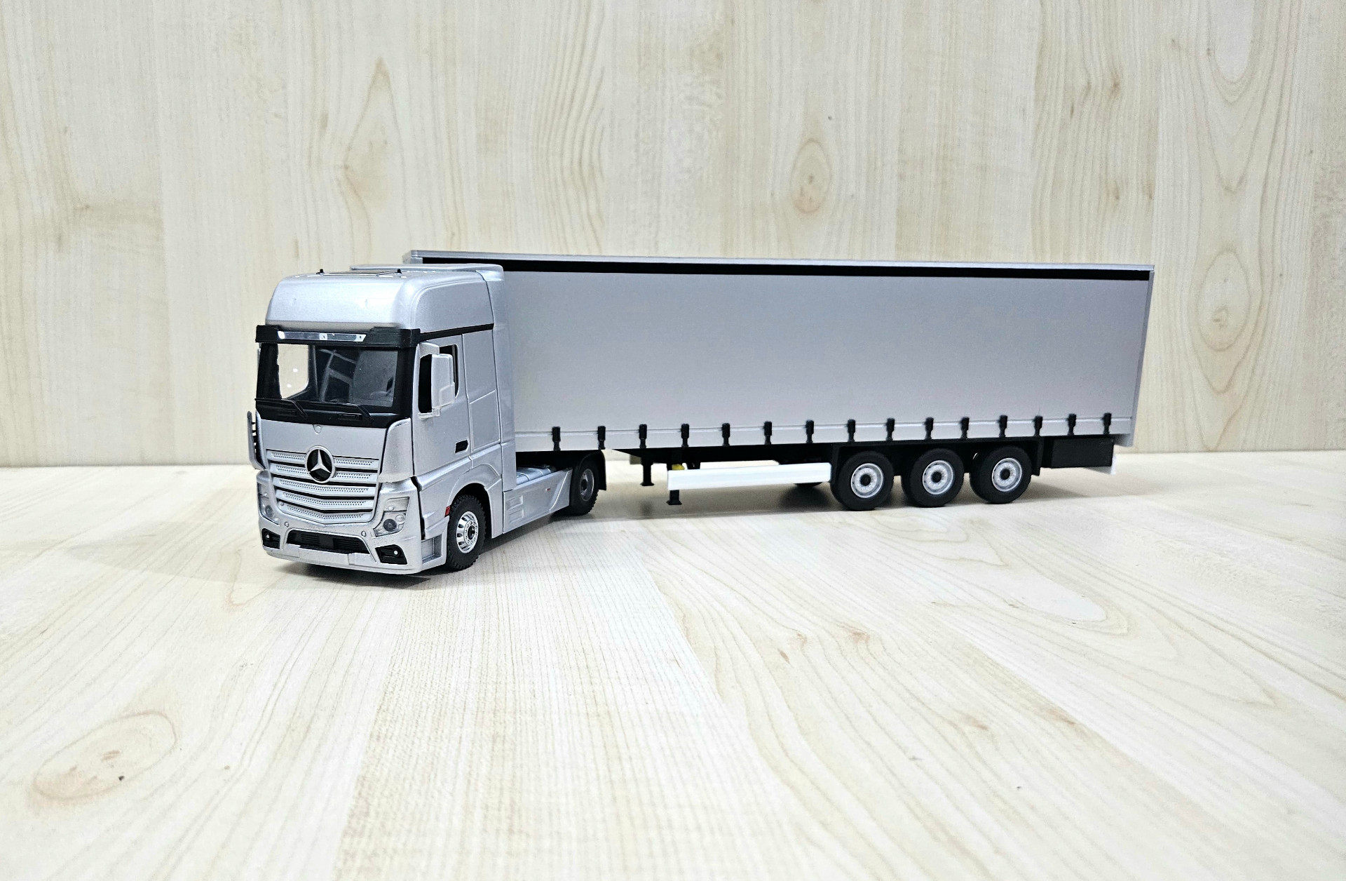 1/36 GRİ MERCEDES ACTROS 1851 TENTE DORSELİ TIR MAKETİ