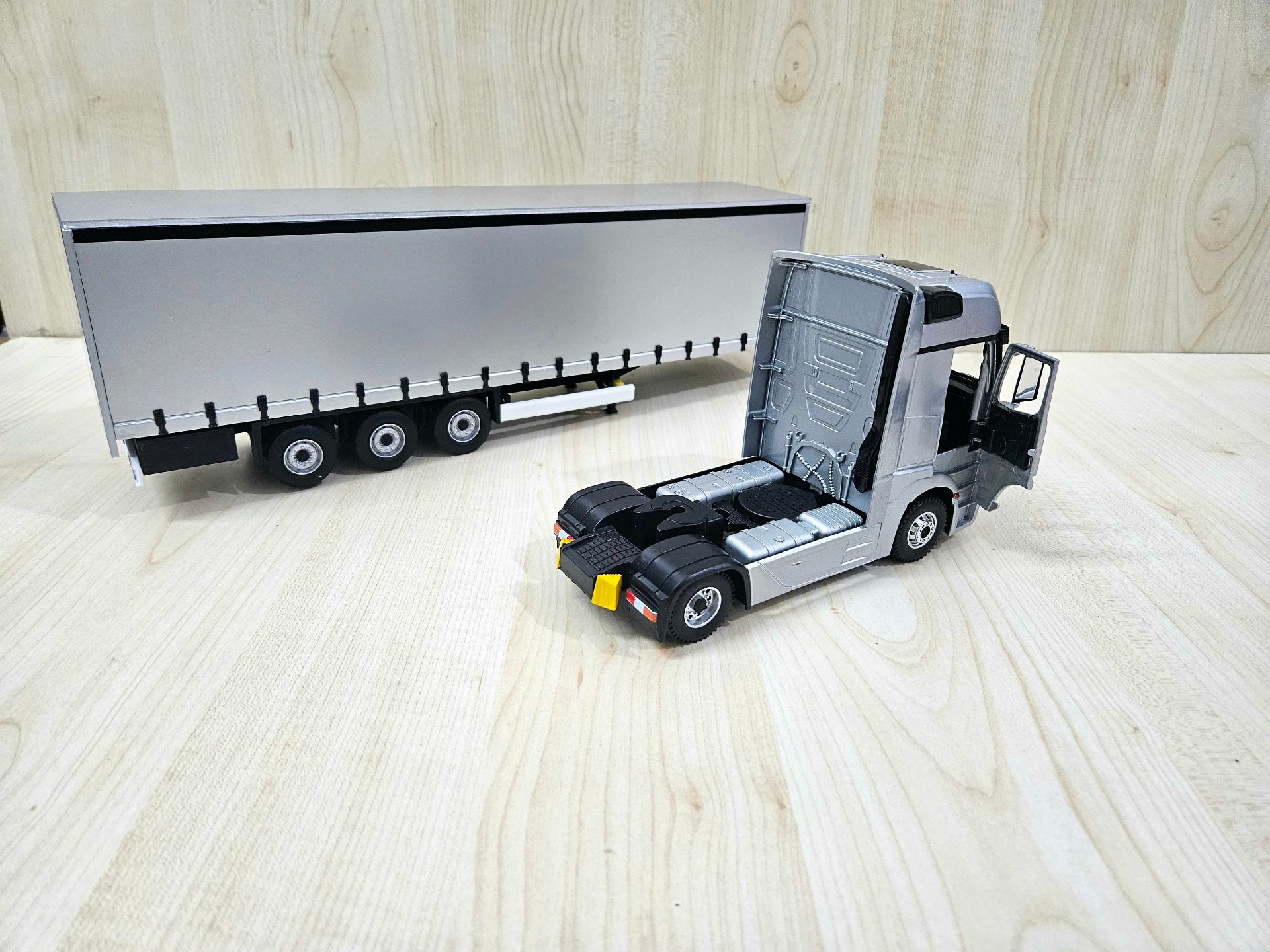 1/36 GRİ MERCEDES ACTROS 1851 TENTE DORSELİ TIR MAKETİ