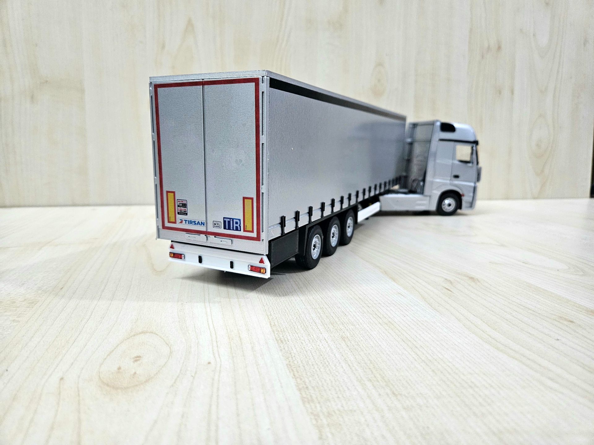 1/36 GRİ MERCEDES ACTROS 1851 TENTE DORSELİ TIR MAKETİ