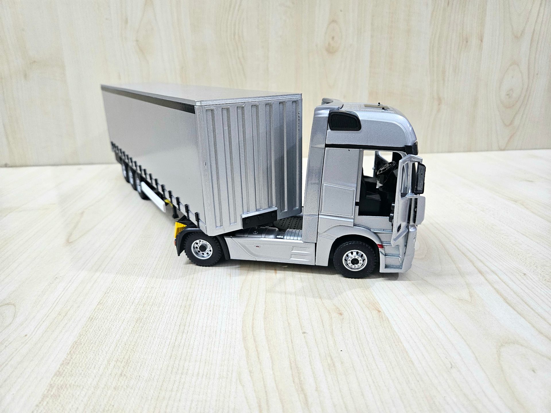 1/36 GRİ MERCEDES ACTROS 1851 TENTE DORSELİ TIR MAKETİ