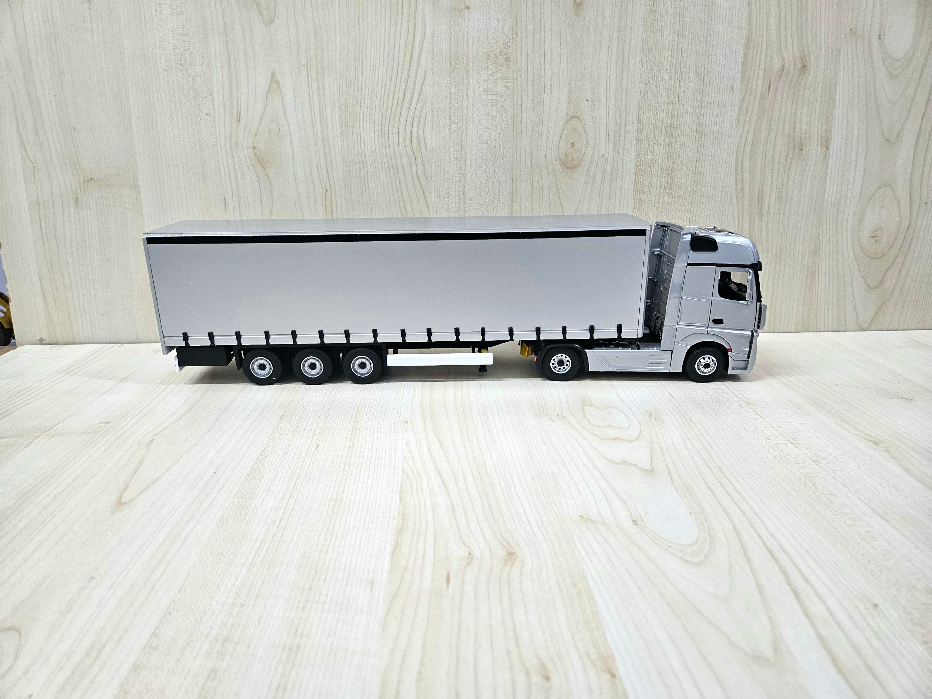 1/36 GRİ MERCEDES ACTROS 1851 TENTE DORSELİ TIR MAKETİ