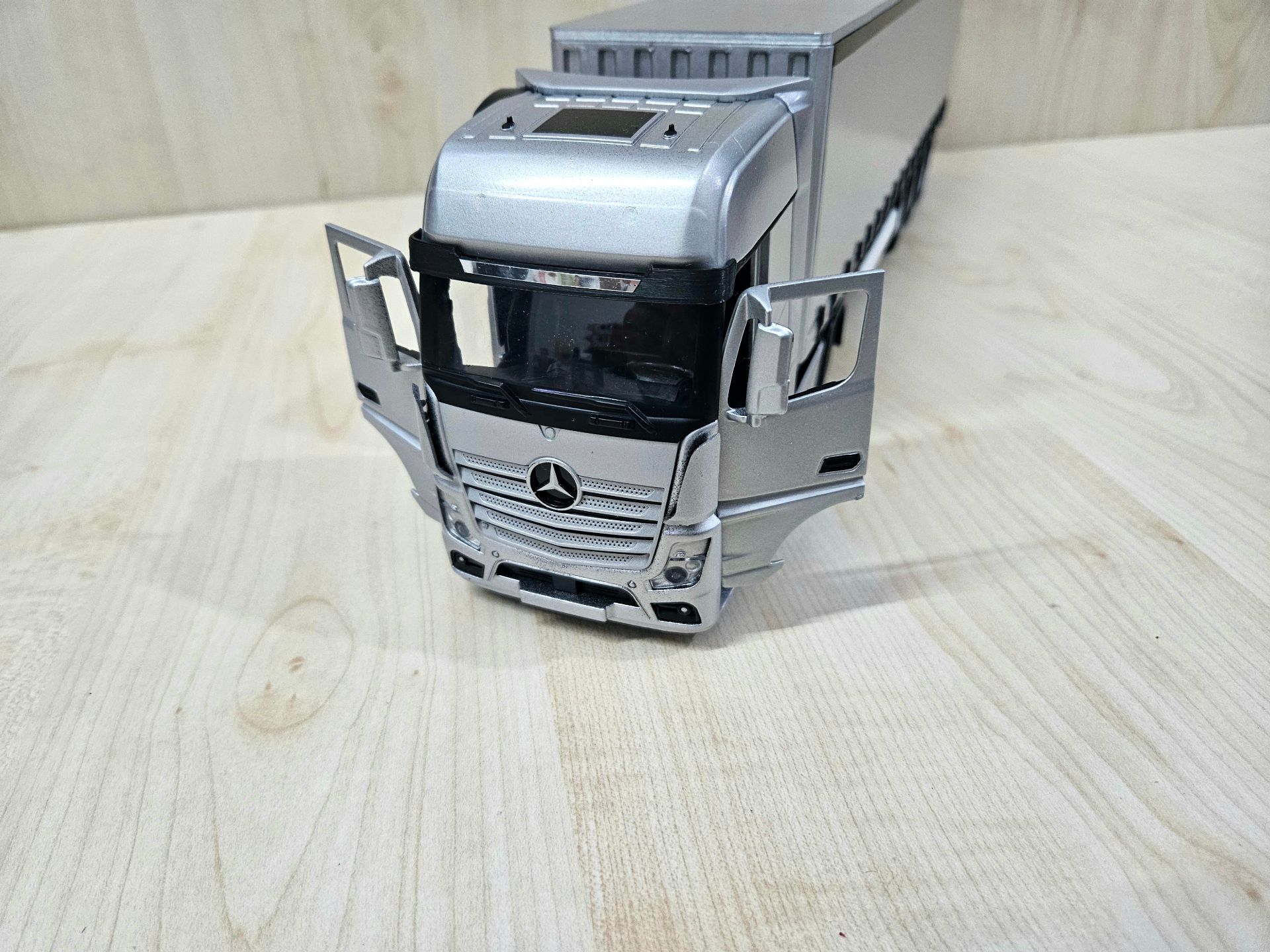 1/36 GRİ MERCEDES ACTROS 1851 TENTE DORSELİ TIR MAKETİ