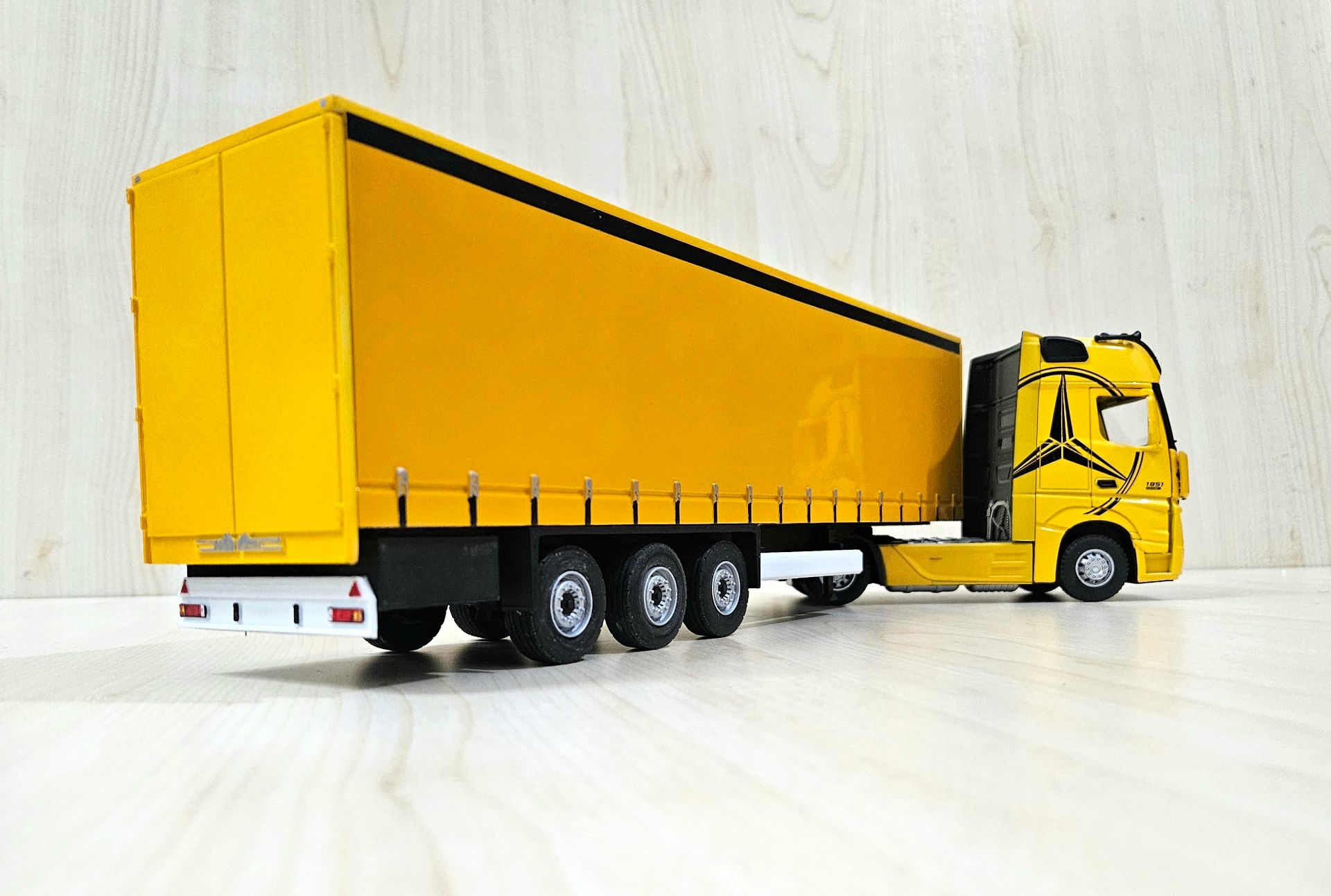1/36 SARI MERCEDES ACTROS 1851 TENTE DORSELİ TIR MAKETİ
