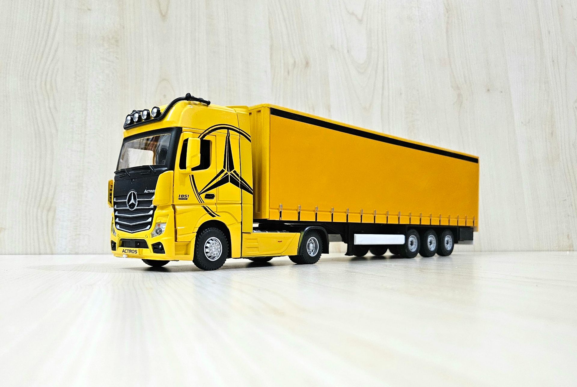 1/36 SARI MERCEDES ACTROS 1851 TENTE DORSELİ TIR MAKETİ