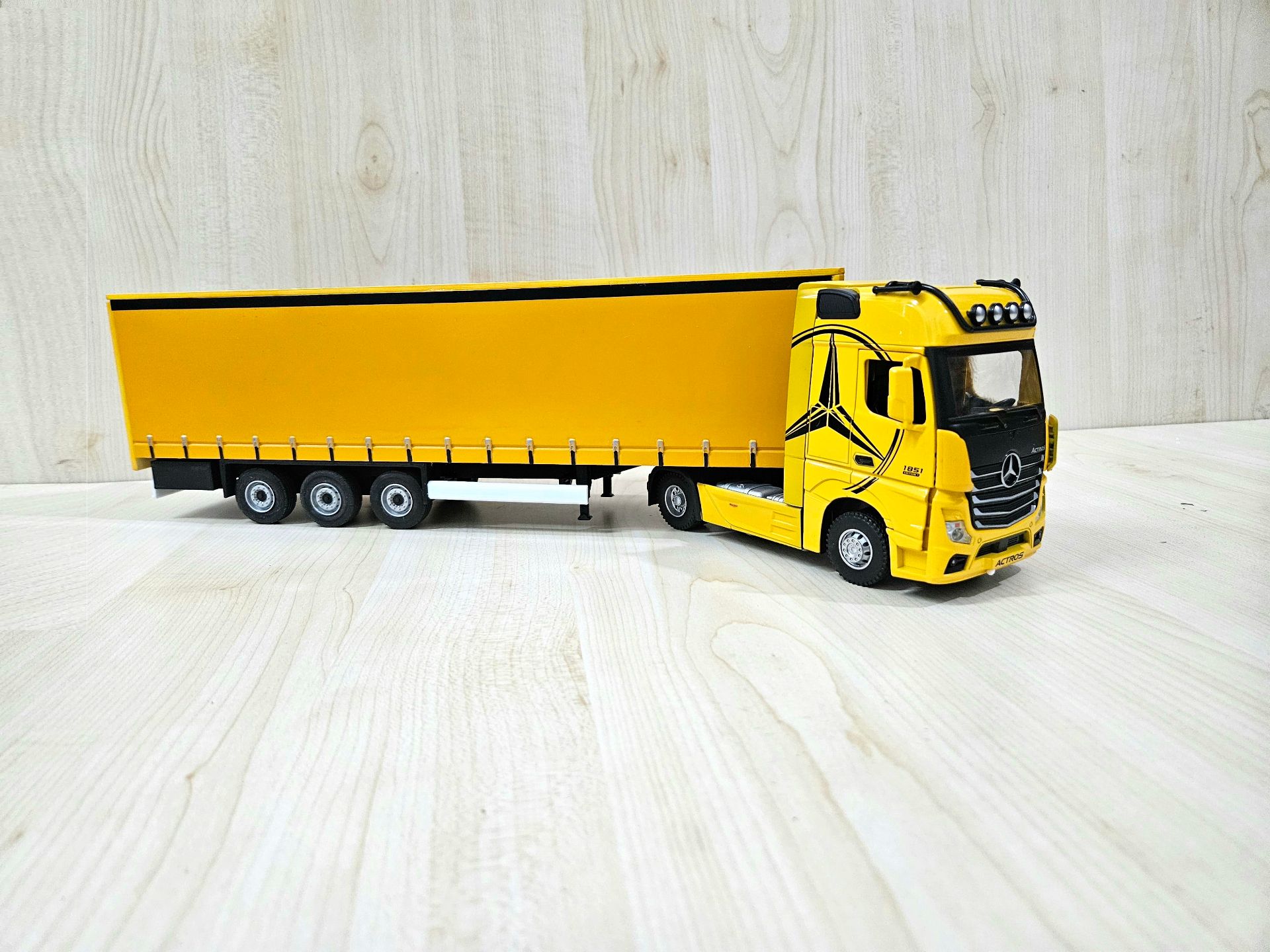 1/36 SARI MERCEDES ACTROS 1851 TENTE DORSELİ TIR MAKETİ