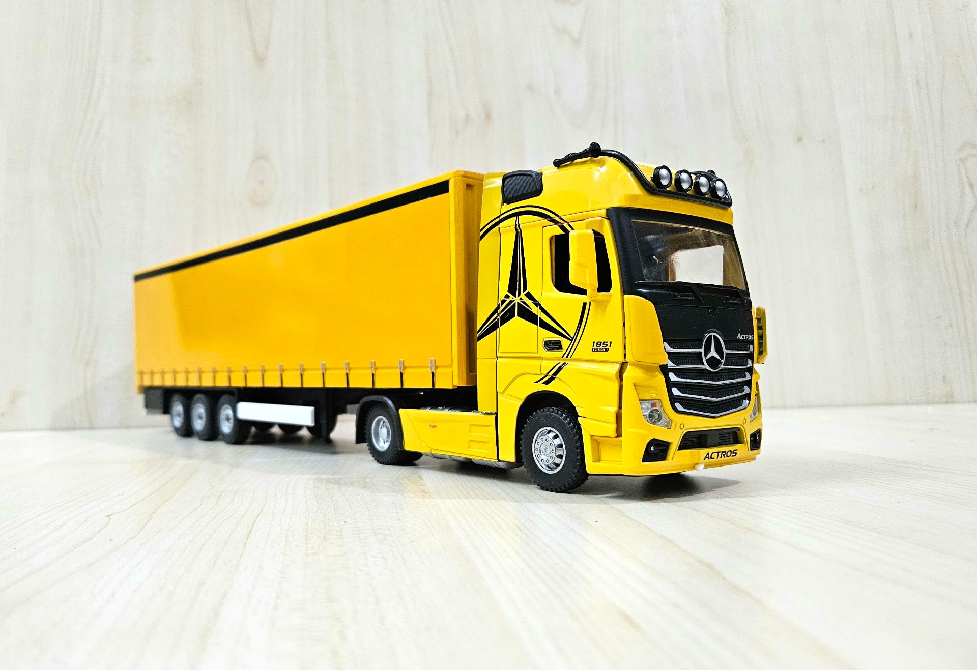 1/36 SARI MERCEDES ACTROS 1851 TENTE DORSELİ TIR MAKETİ