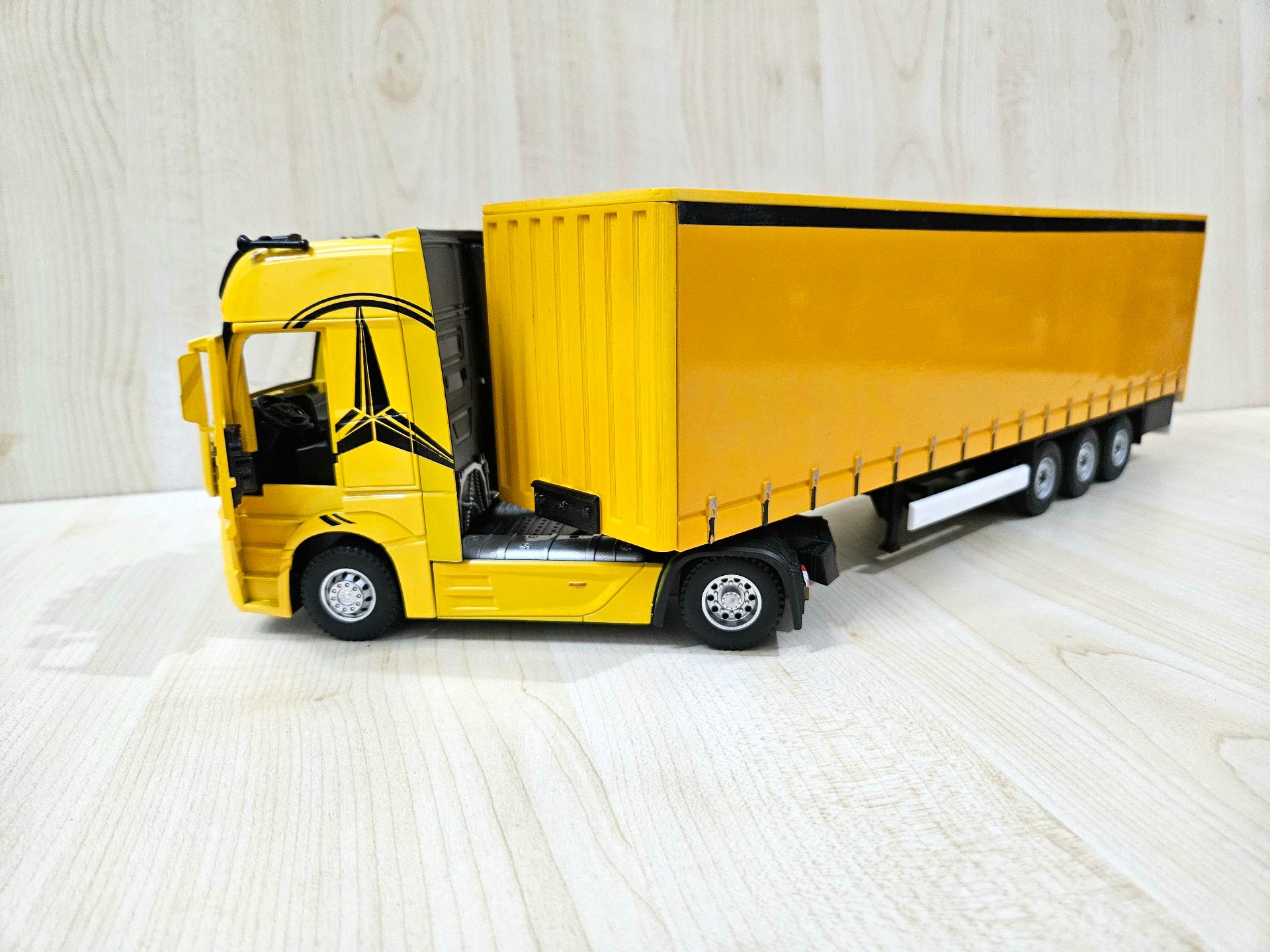 1/36 SARI MERCEDES ACTROS 1851 TENTE DORSELİ TIR MAKETİ