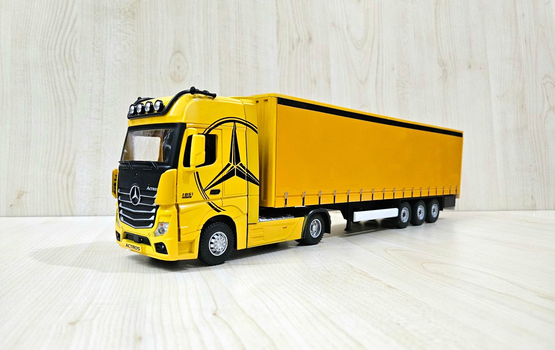 1/36 SARI MERCEDES ACTROS 1851 TENTE DORSELİ TIR MAKETİ