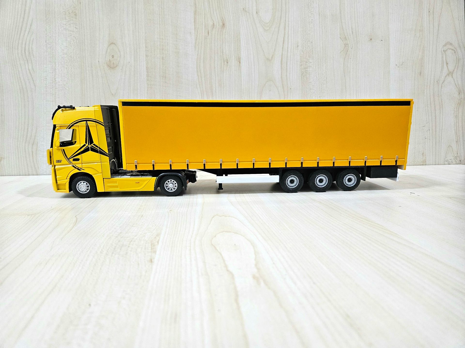 1/36 SARI MERCEDES ACTROS 1851 TENTE DORSELİ TIR MAKETİ