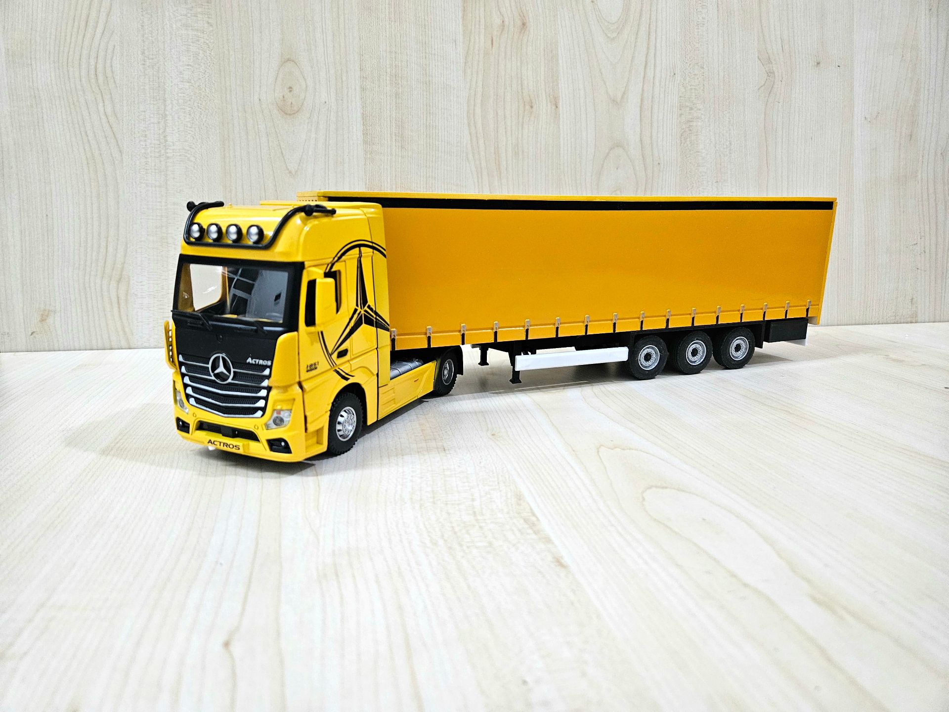 1/36 SARI MERCEDES ACTROS 1851 TENTE DORSELİ TIR MAKETİ