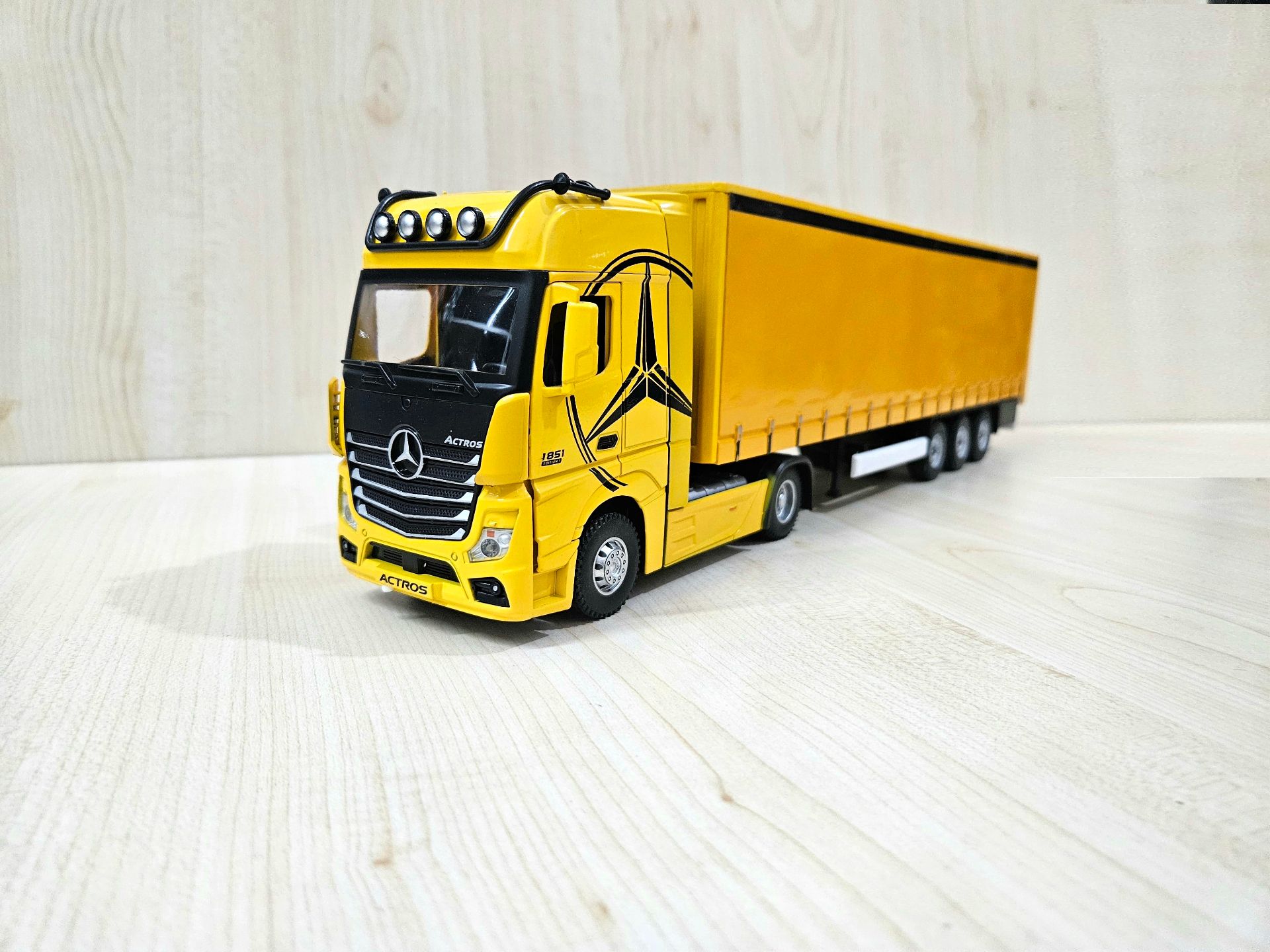 1/36 SARI MERCEDES ACTROS 1851 TENTE DORSELİ TIR MAKETİ