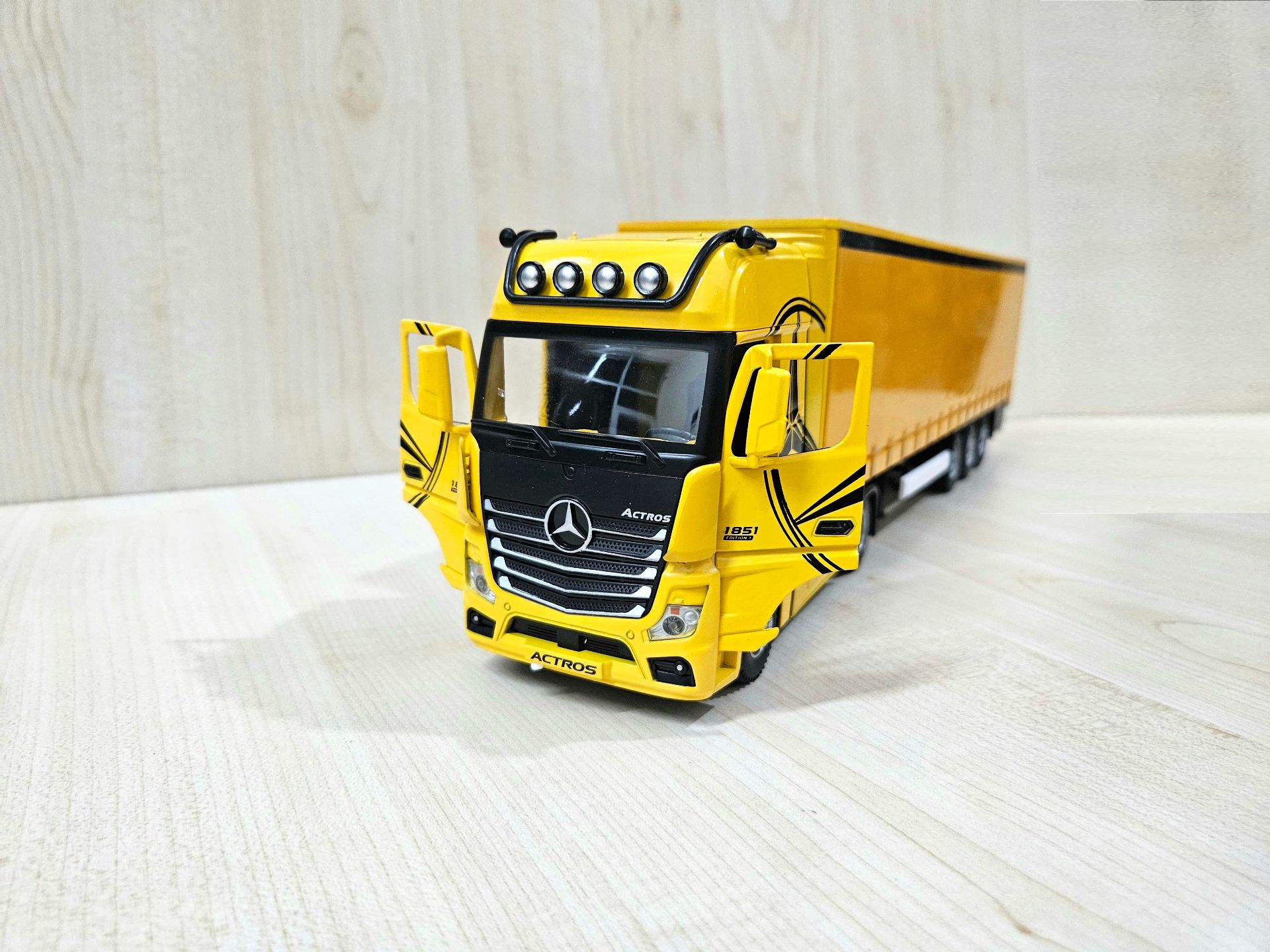 1/36 SARI MERCEDES ACTROS 1851 TENTE DORSELİ TIR MAKETİ
