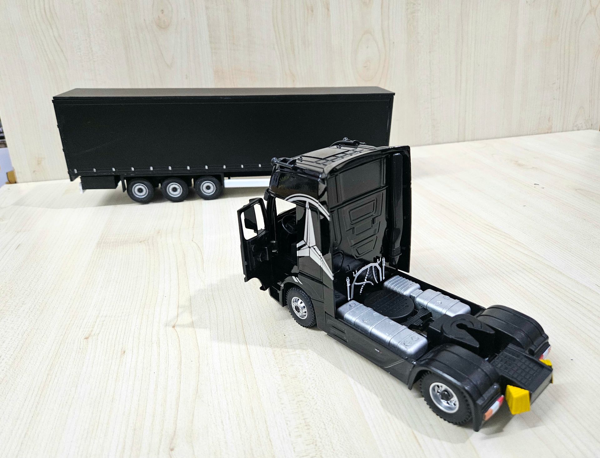 1/36 SİYAH MERCEDES ACTROS 1851 TENTE DORSELİ TIR MAKETİ